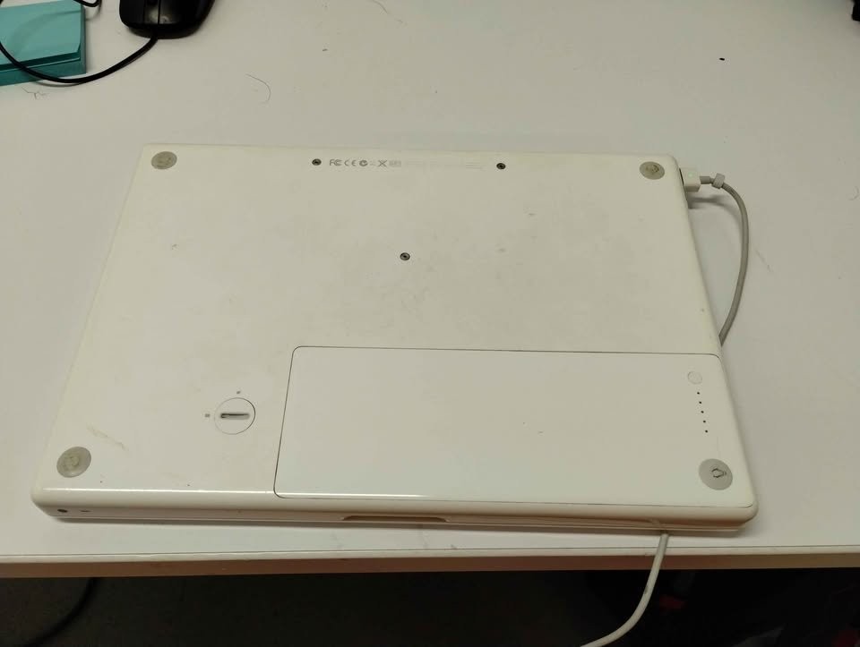 2009 MacBook 2.0Ghz Intel Core 2 Duo Processor 13" - photo 3