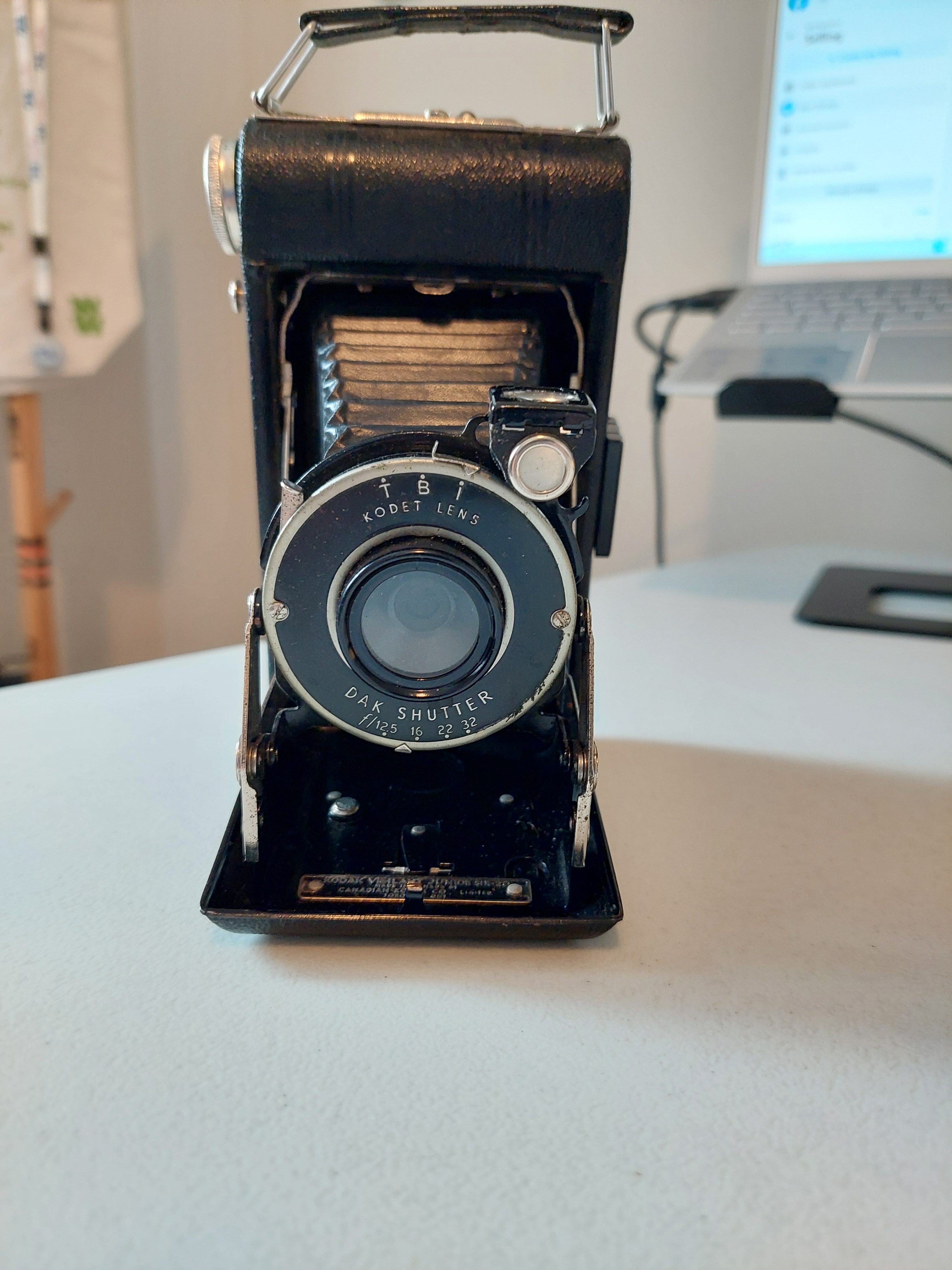 Kodak Vigilant Junior Six-20 Camera - photo 4