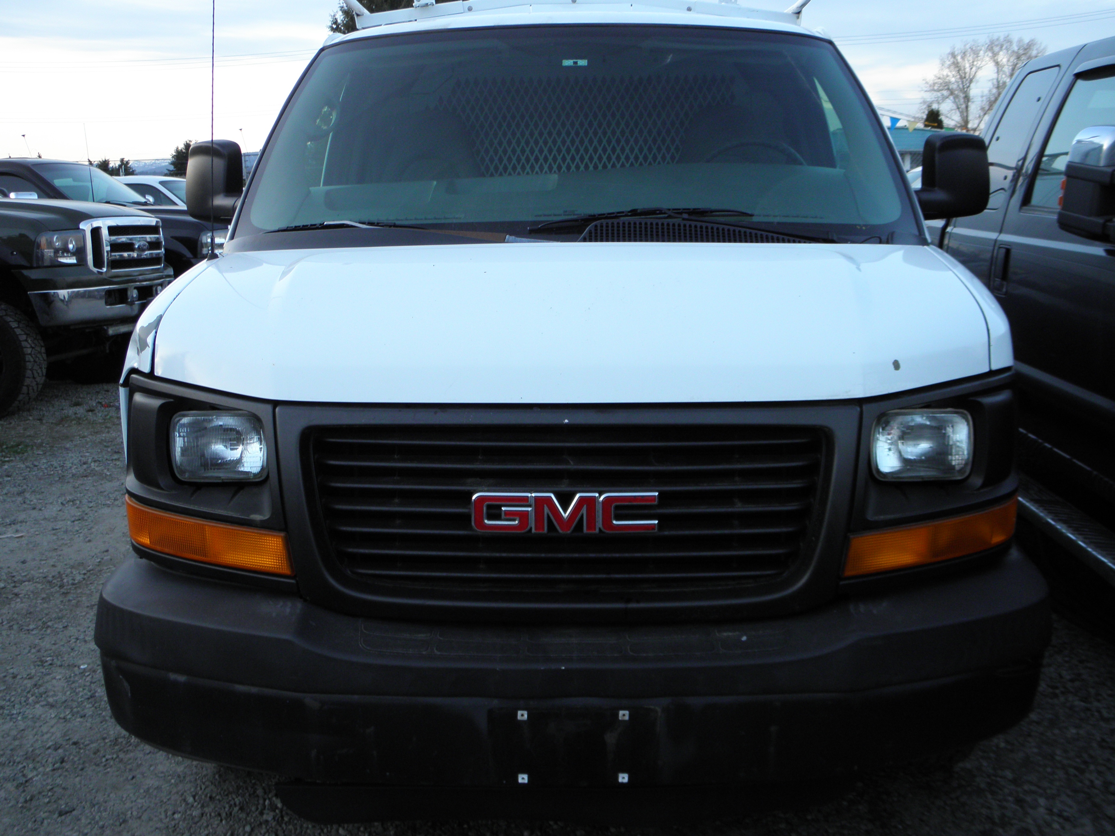 2005 GMC Savana 3500 Cargo Van 1 Ton - photo 2