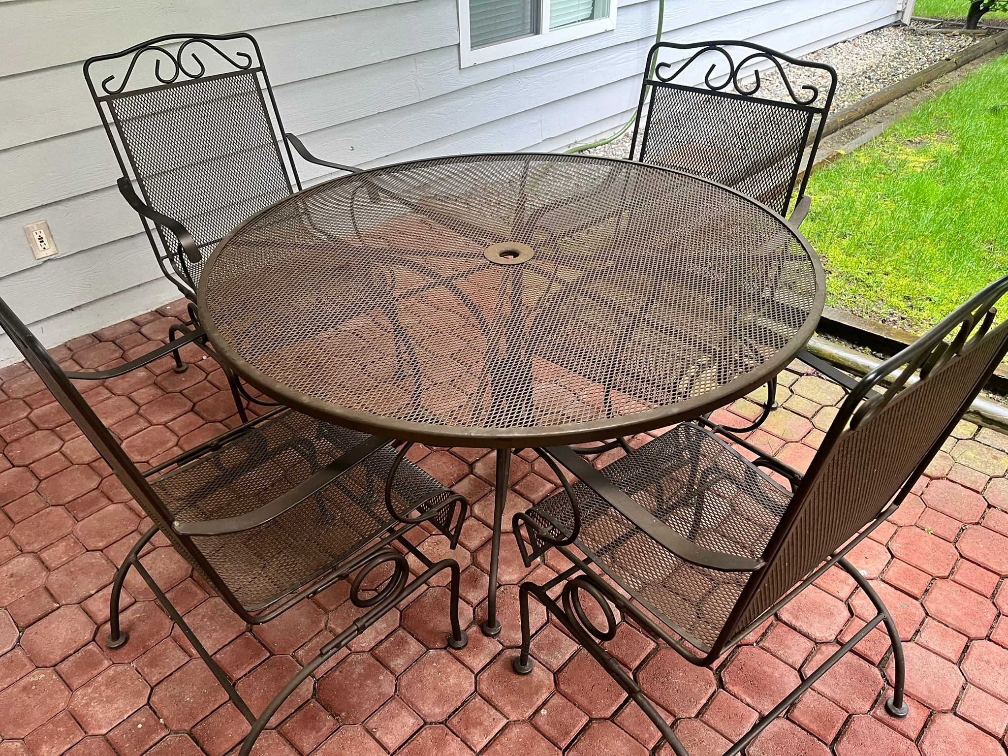 Metal Outdoor Patio Table Set with 4 Chairs - Great Condition ! - photo 4