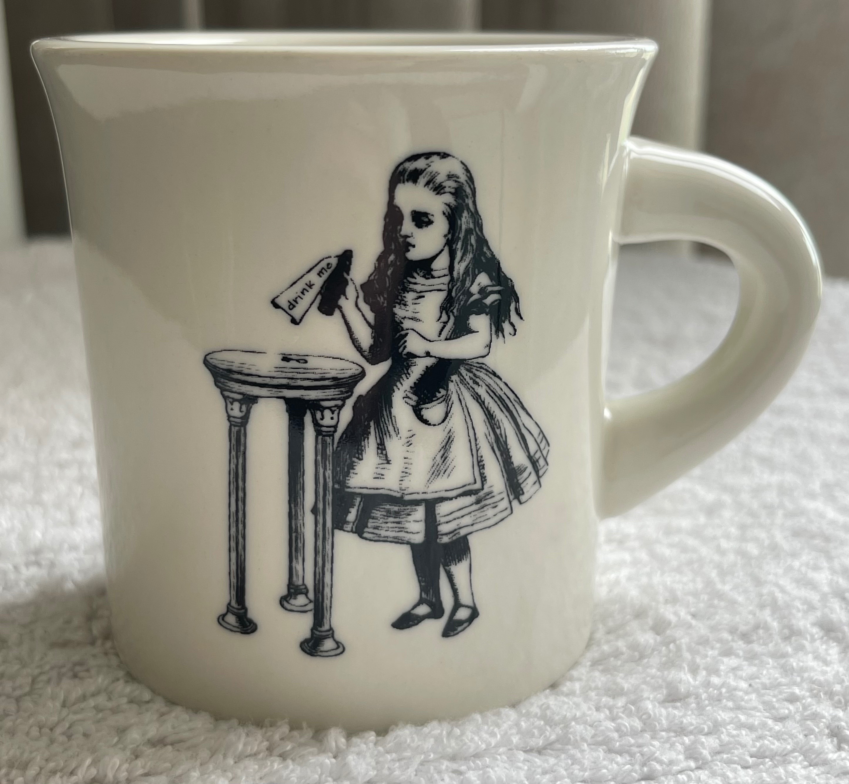 Fishs Eddy Alice in Wonderland Mug (Drink Me)