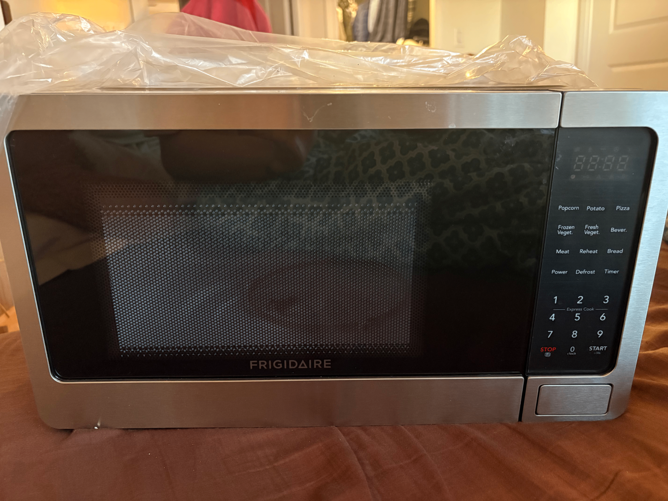 Frigidaire 0.7 Cu Ft Microwave (700W) – Like New - photo 2