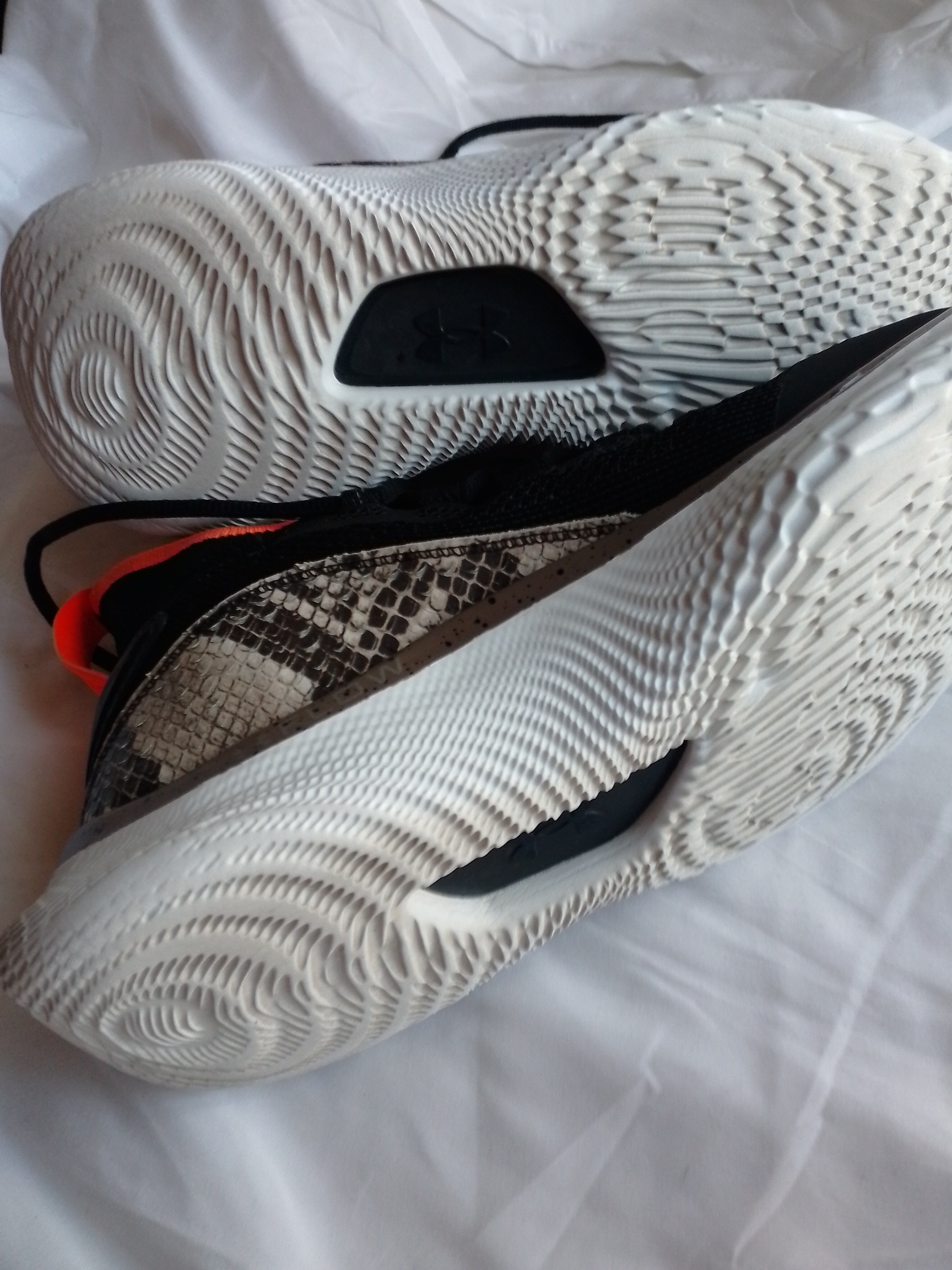 Under Armour Curry 8 GS Black/White Size 7Y - photo 3
