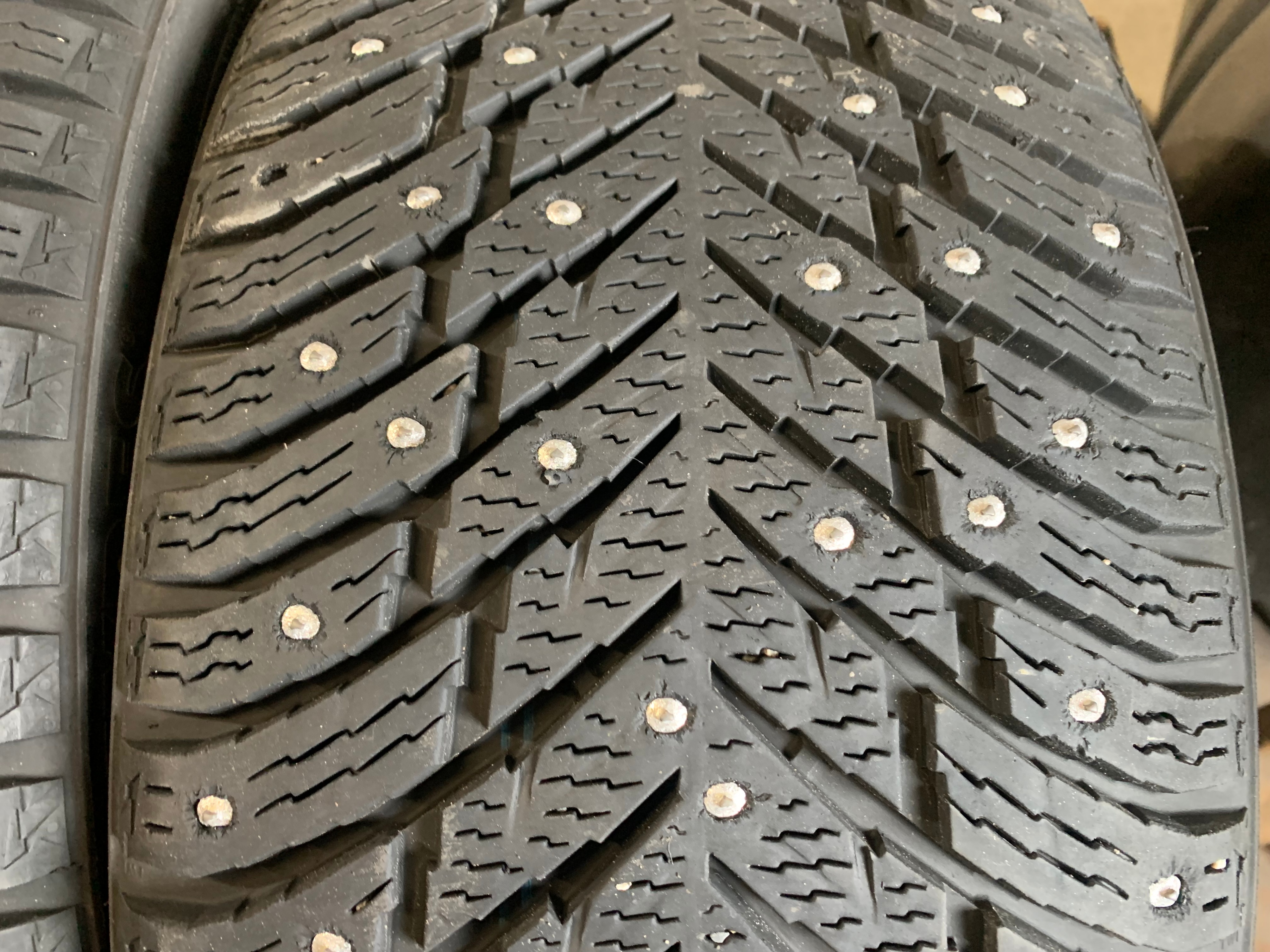 PAIR of 225/40/18 92T M+S Nokian hakkapeliitta 10 studded 90% - photo 2