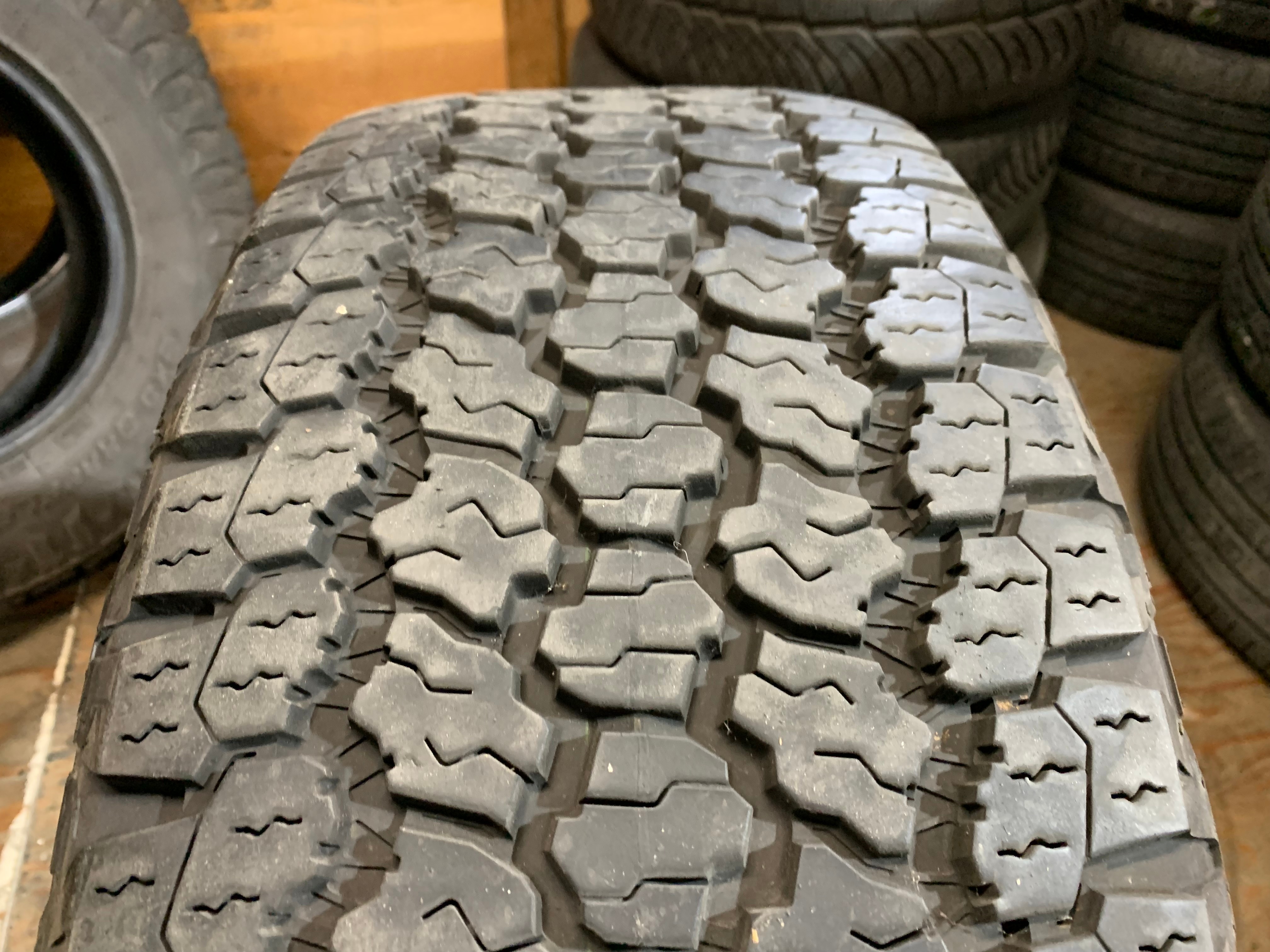1 x single 255/60/20 Goodyear wrangler All terrain adventure 95% - photo 3