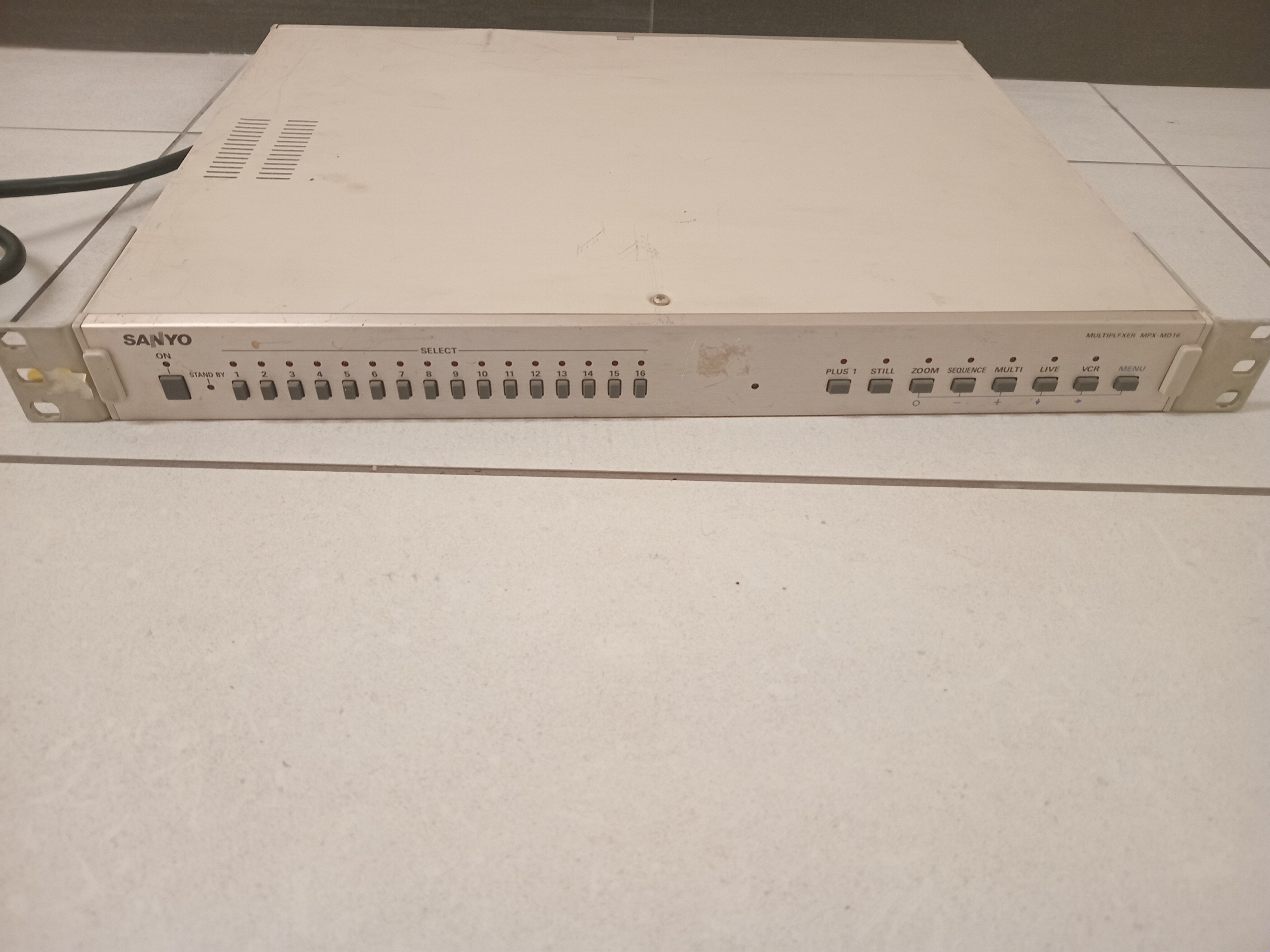 Sanyo 16 analog camera multiplexer (MPX-MD16)