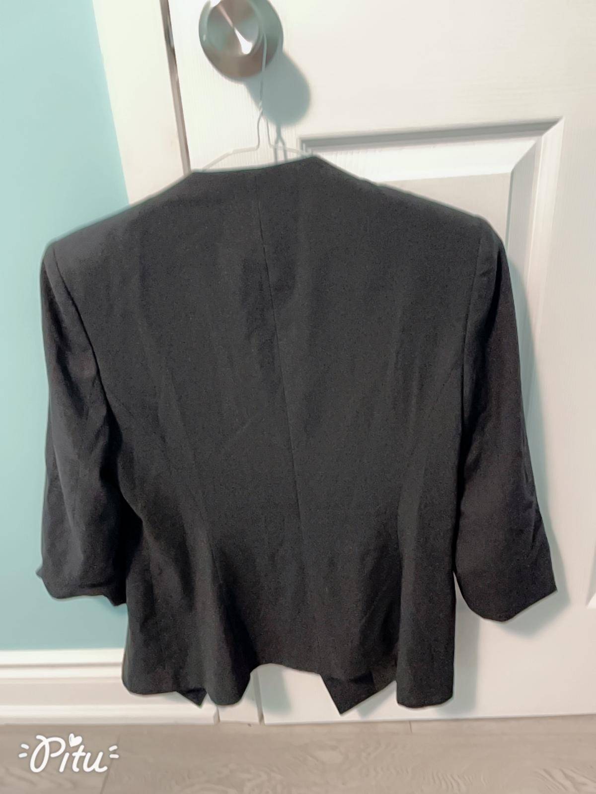 Classic black open-front blazer with 3/4 sleeves - photo 2