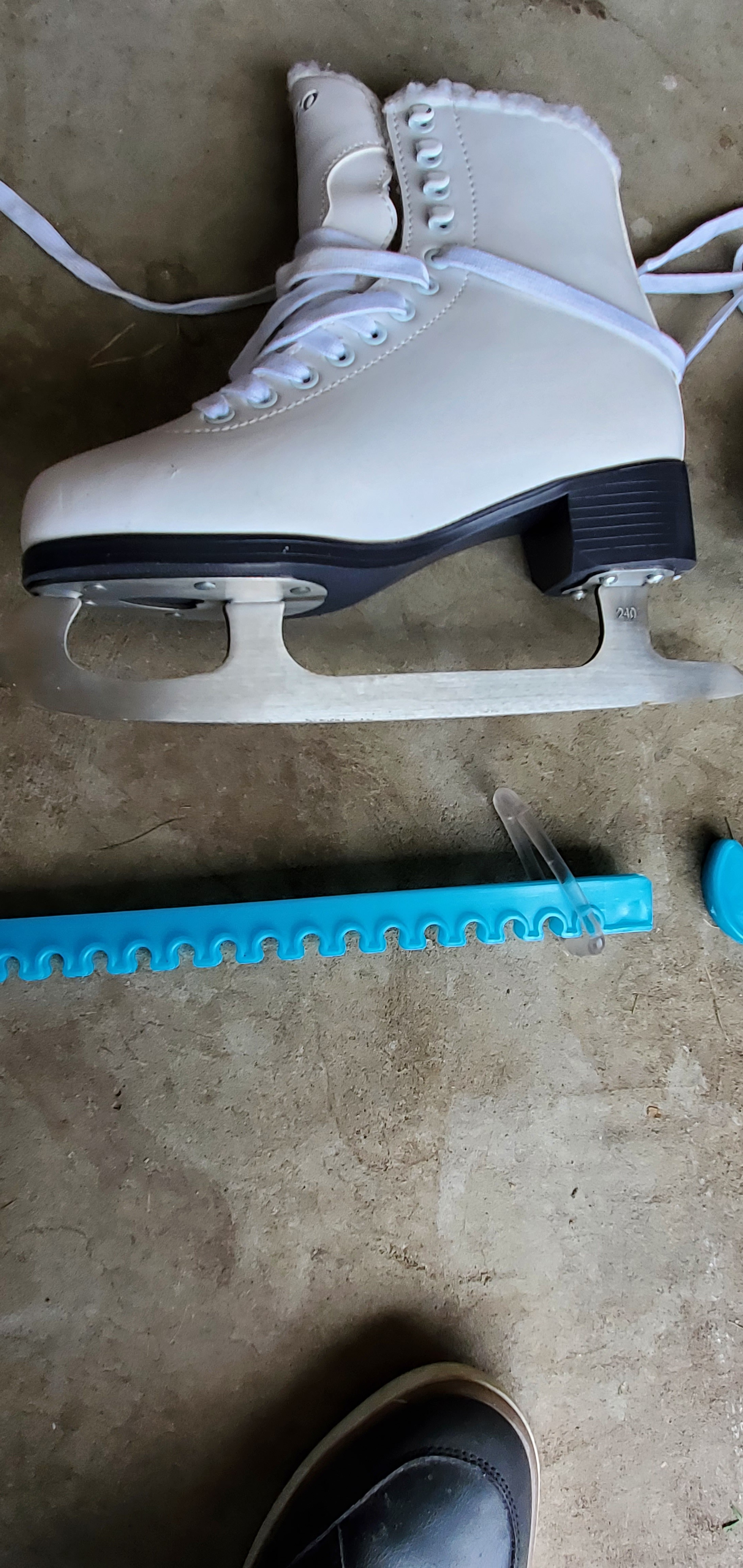 Cameo by Jackson CS1120 White figure skates w/ skate guards - photo 3