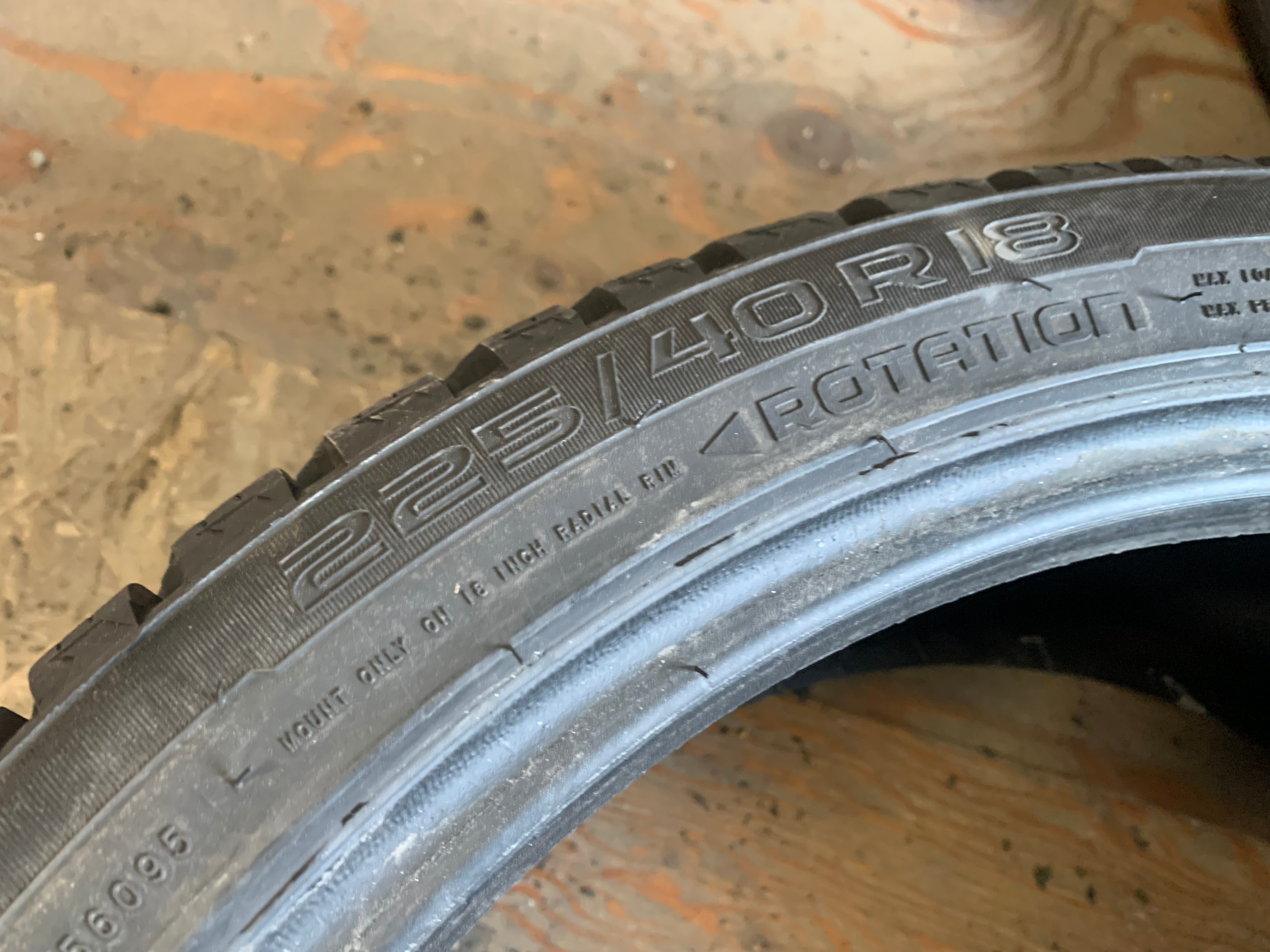 PAIR of 225/40/18 92T M+S Nokian hakkapeliitta 10 studded 90% - photo 5