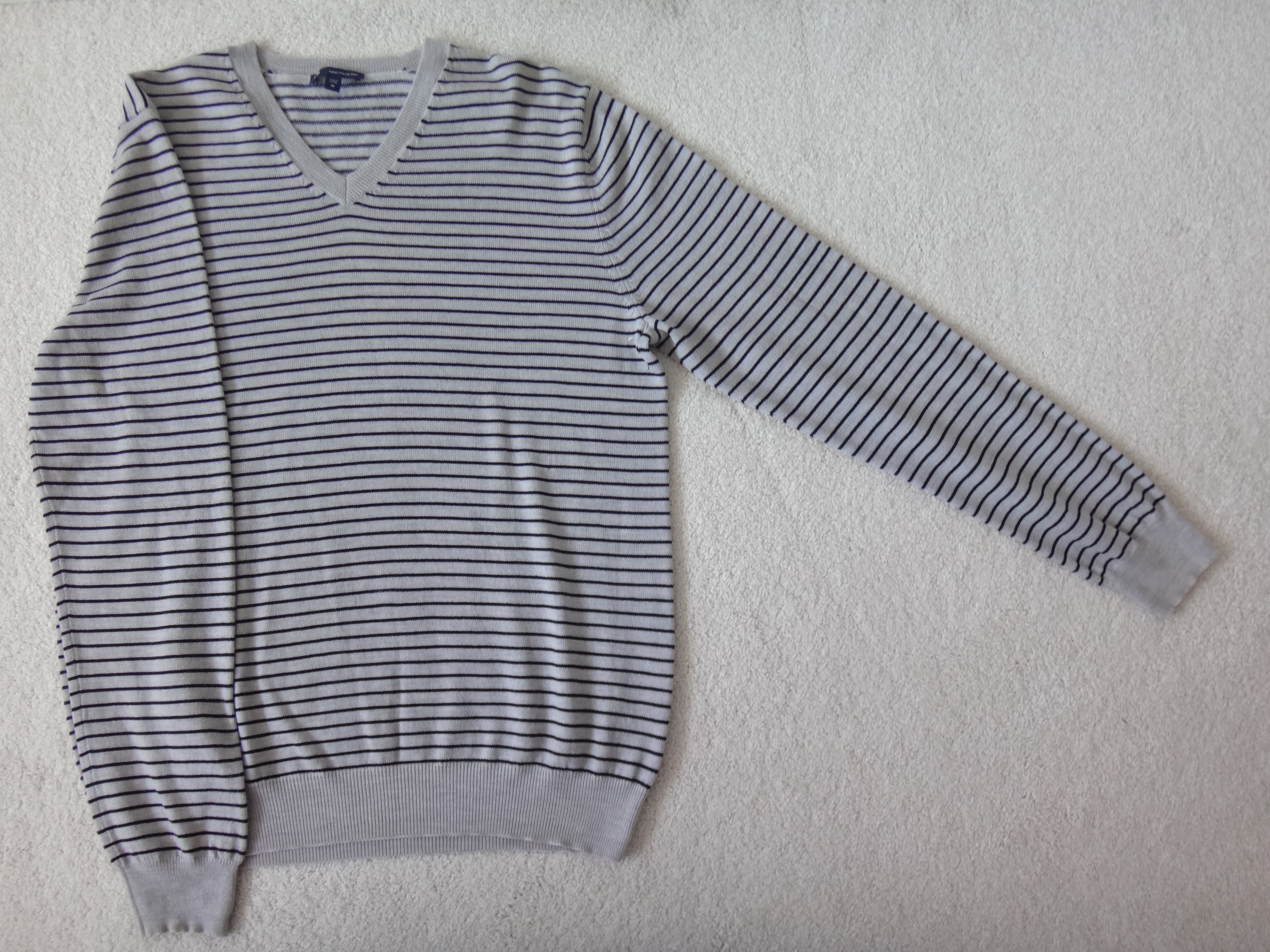 ✅♻️Gap Men's Medium Merino Wool Grey & Black V-Neck Sweater - photo 4