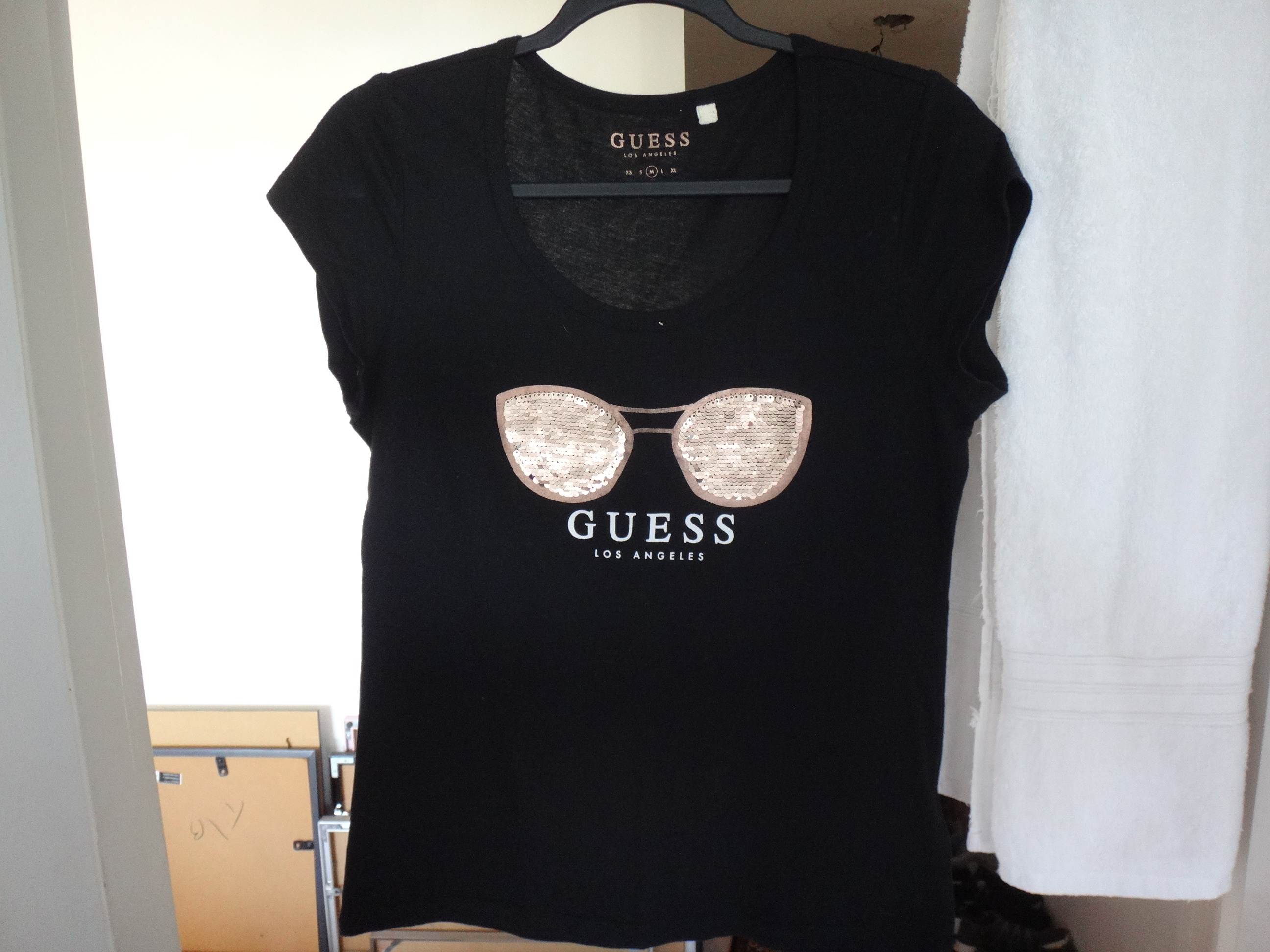✅♻️GUESS Medium Golden Sequins Sunglasses Pattern T-Shirt