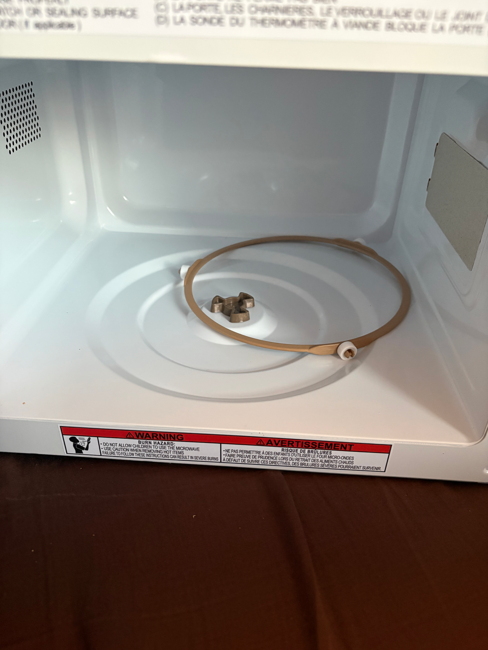 Frigidaire 0.7 Cu Ft Microwave (700W) – Like New - photo 3