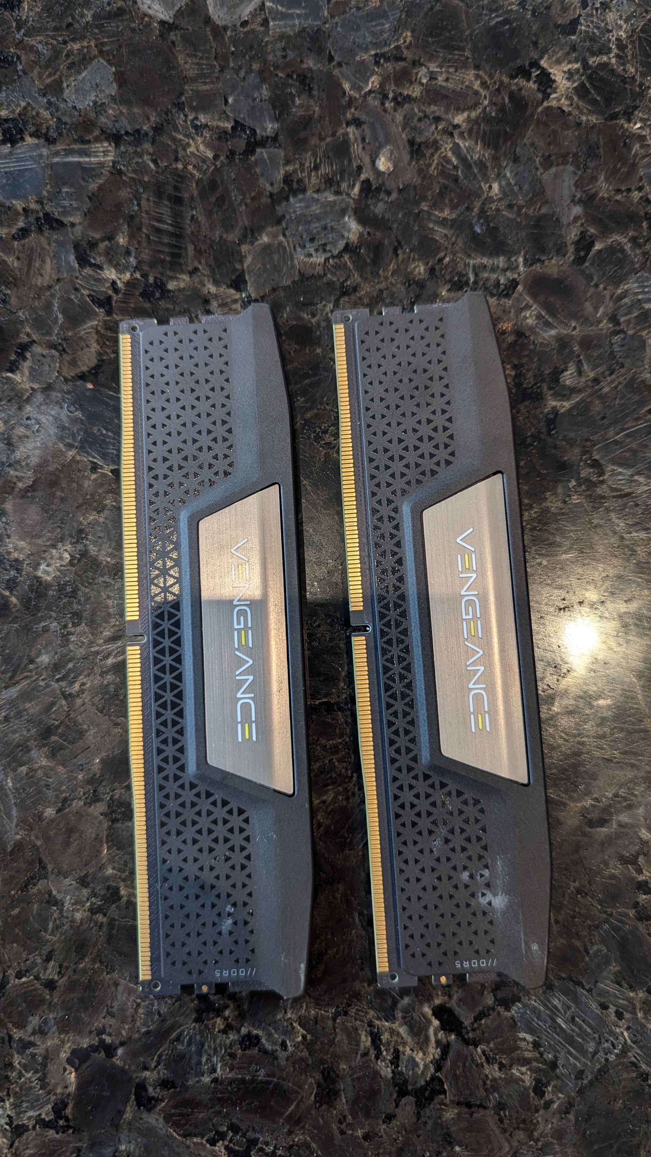 CORSAIR Vengeance DDR5 RAM 16GB (2x8GB) 5200MHz CL40