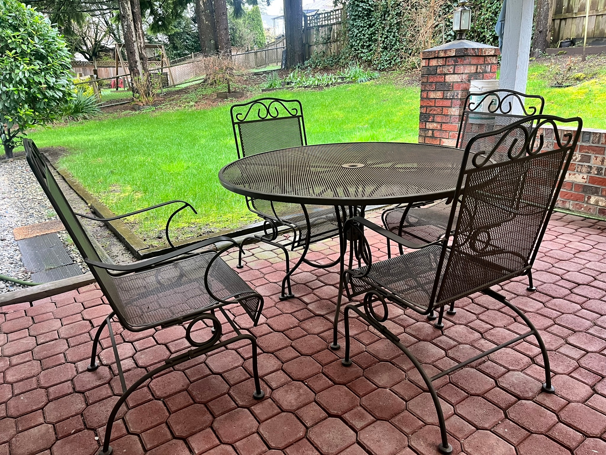 Metal Outdoor Patio Table Set with 4 Chairs - Great Condition !