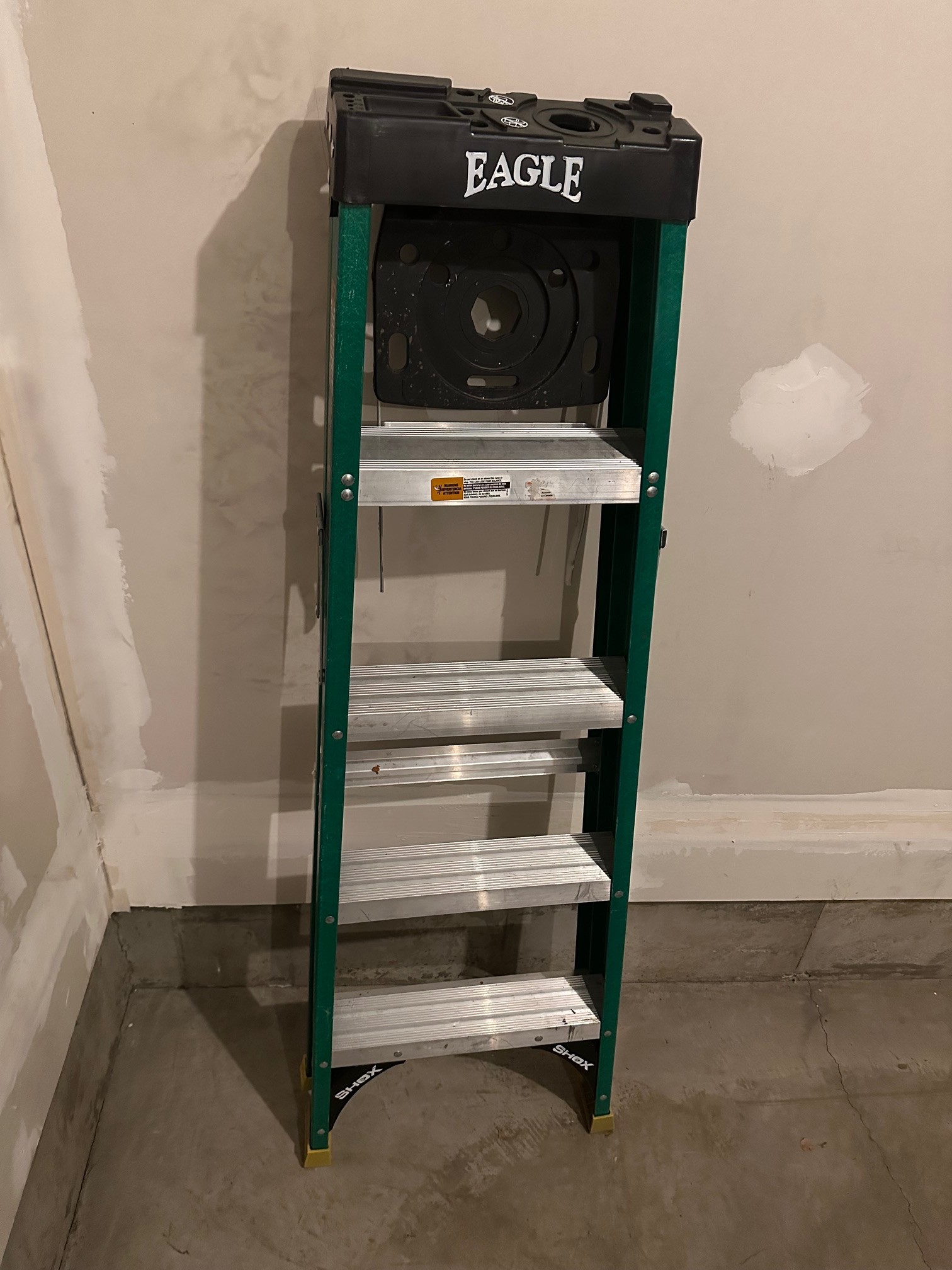 5-ft fibreglass Eagle stepladder (225-lb load capacity)