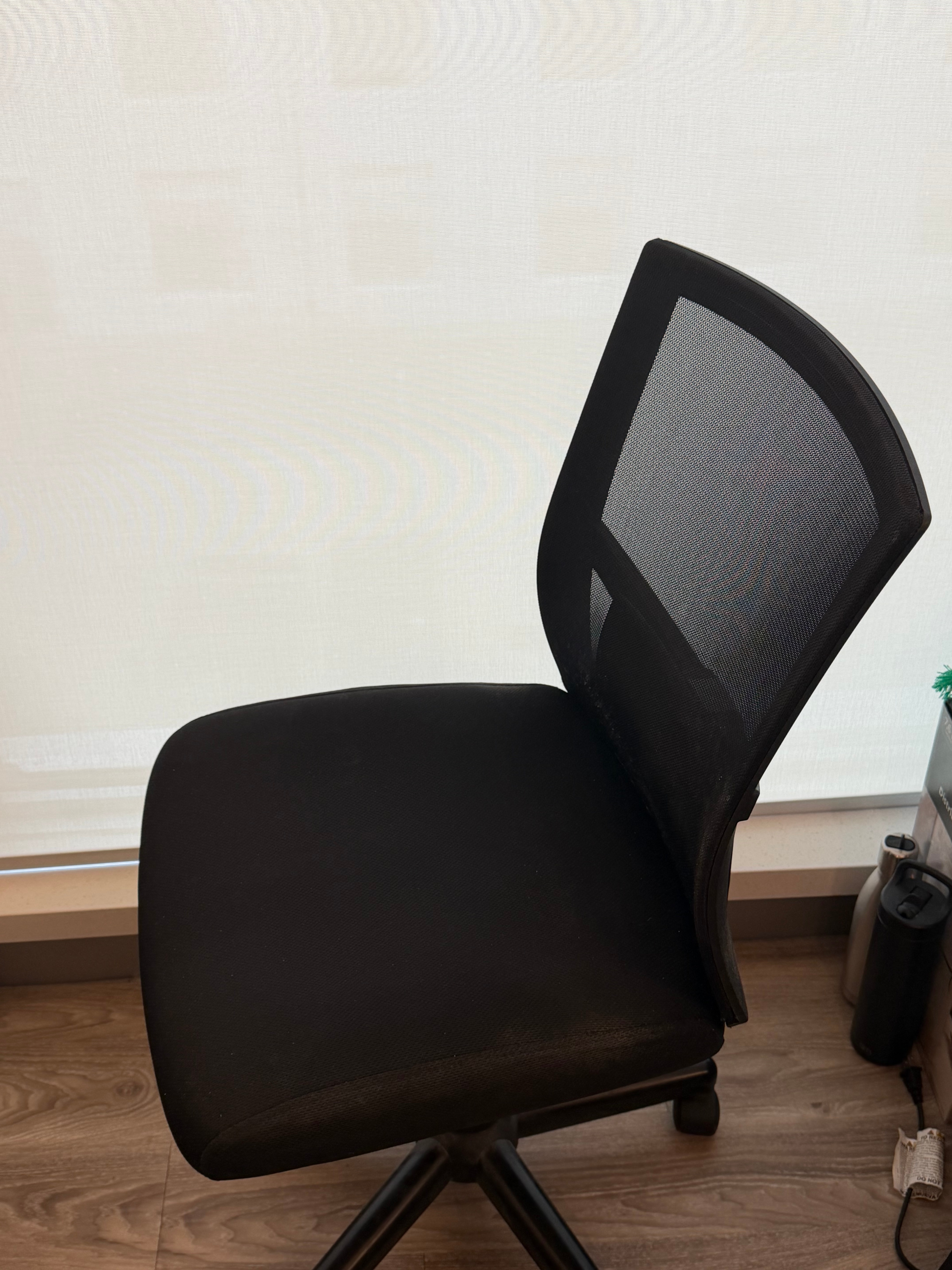 Staples Radnor Mesh Office Chair – Black – Good Condition - photo 4