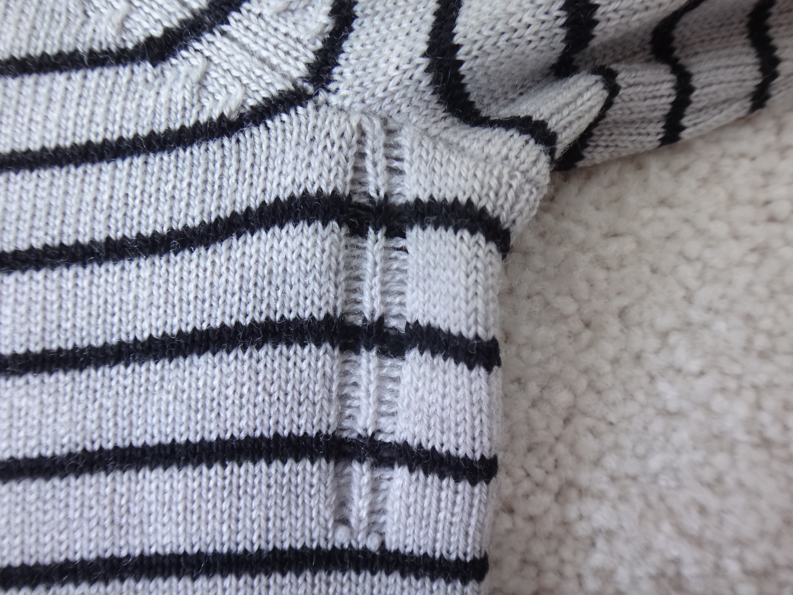 ✅♻️Gap Men's Medium Merino Wool Grey & Black V-Neck Sweater - photo 5