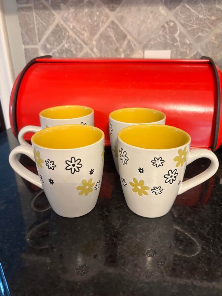 4 cheerful flower print mugs