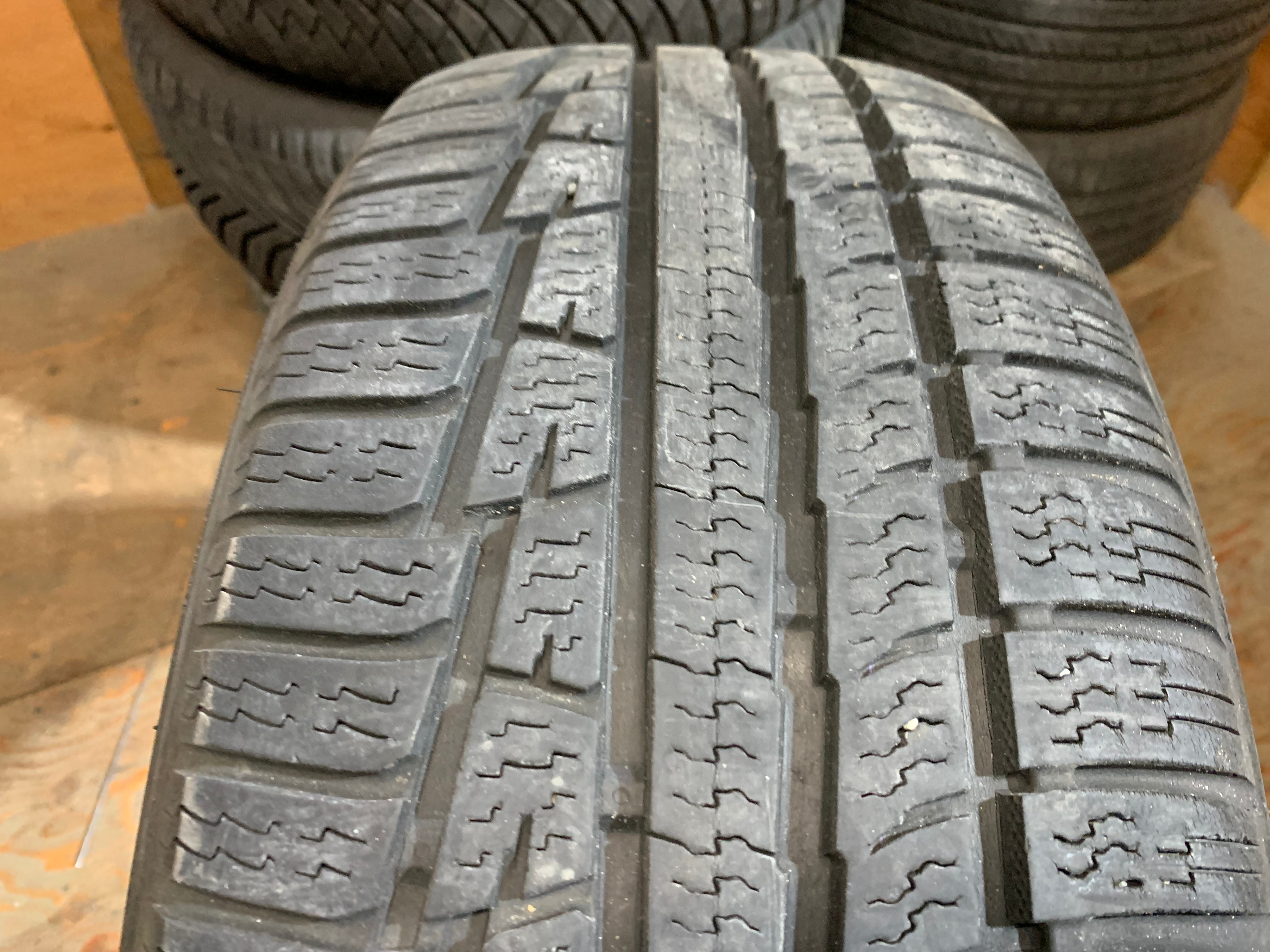 PAIR of 225/60/18 M+S 100W Nokian WRG3 with 80% tread - photo 3