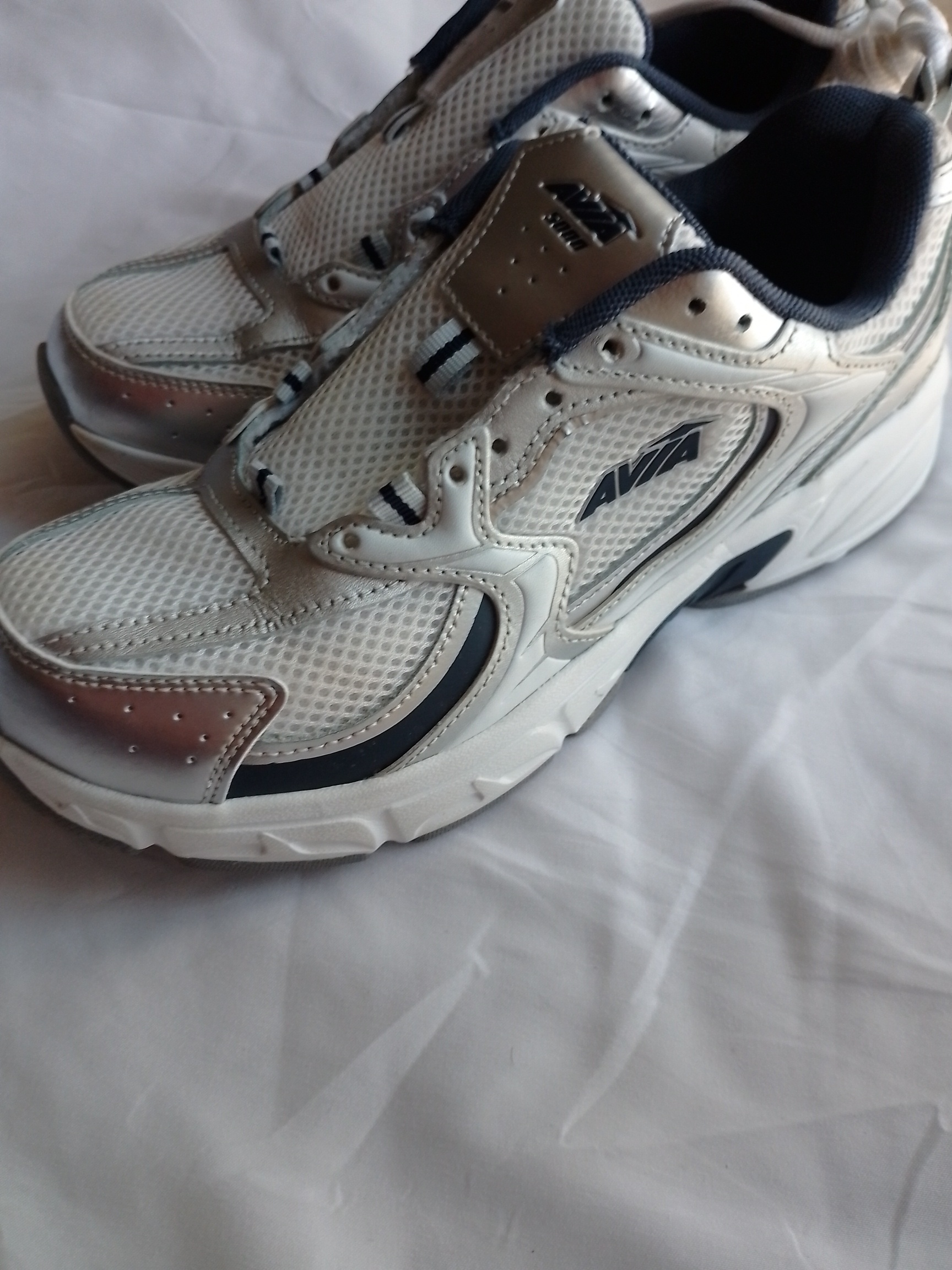 Avia 5000 White Running Shoes - Size 9