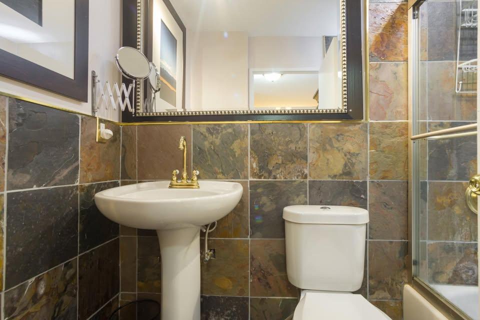 Two great large rooms fully furnished available May first. - photo 4