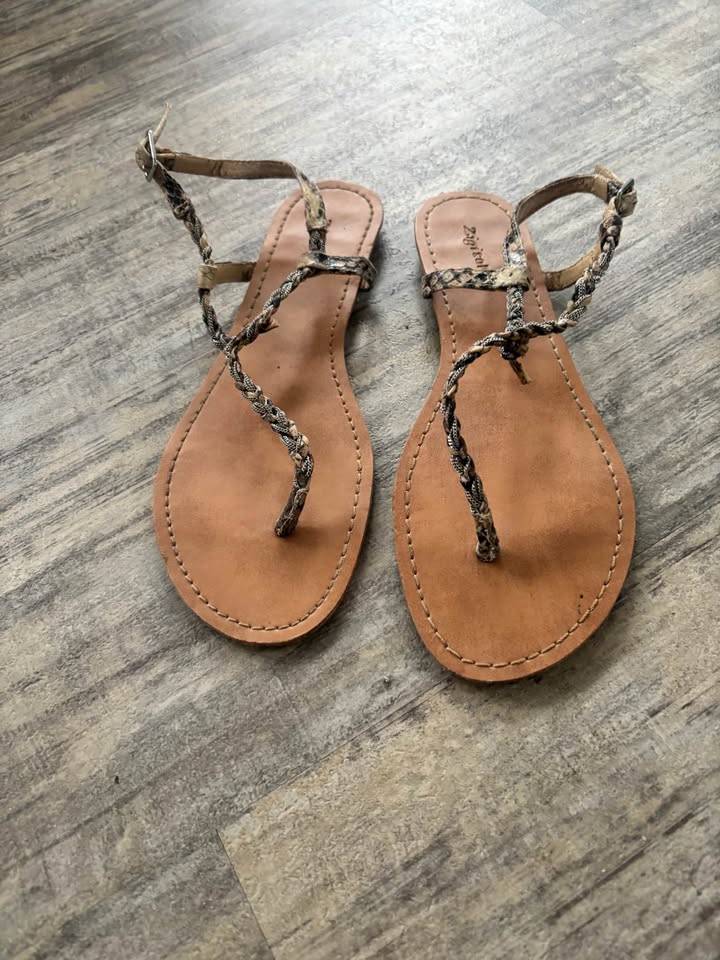 size 8 T-strap sandals - photo 2