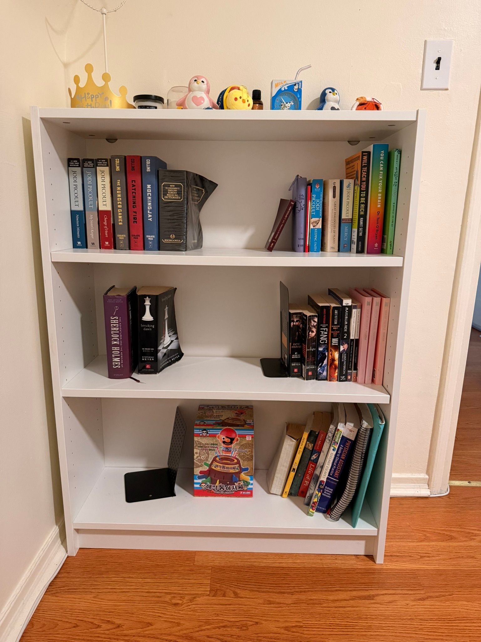 White Bookshelf / Storage Shelf – Excellent Condition