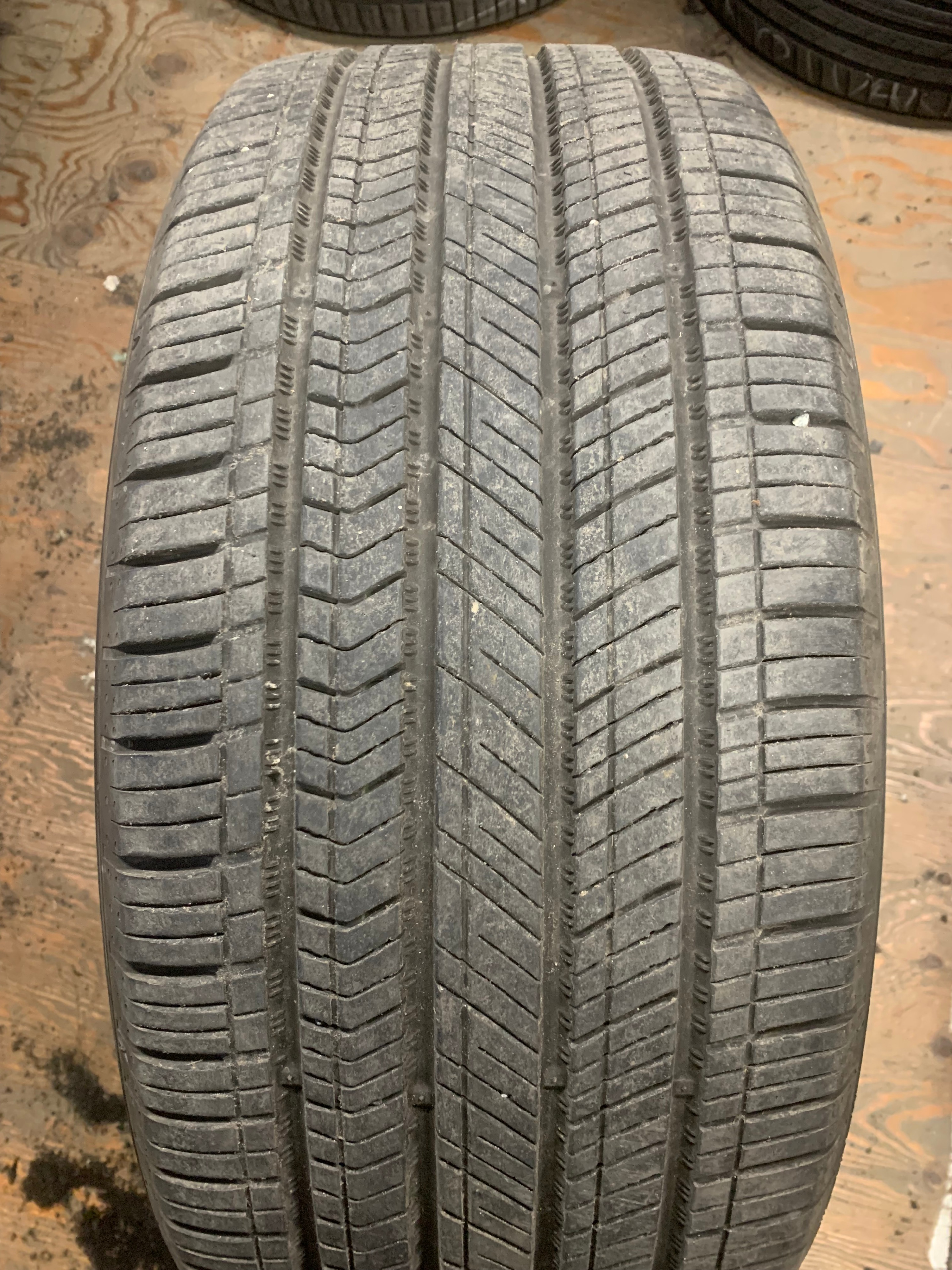 1 X single 255/45/19 M+S Kumho Majesty 9 solus TA91 EV Like New