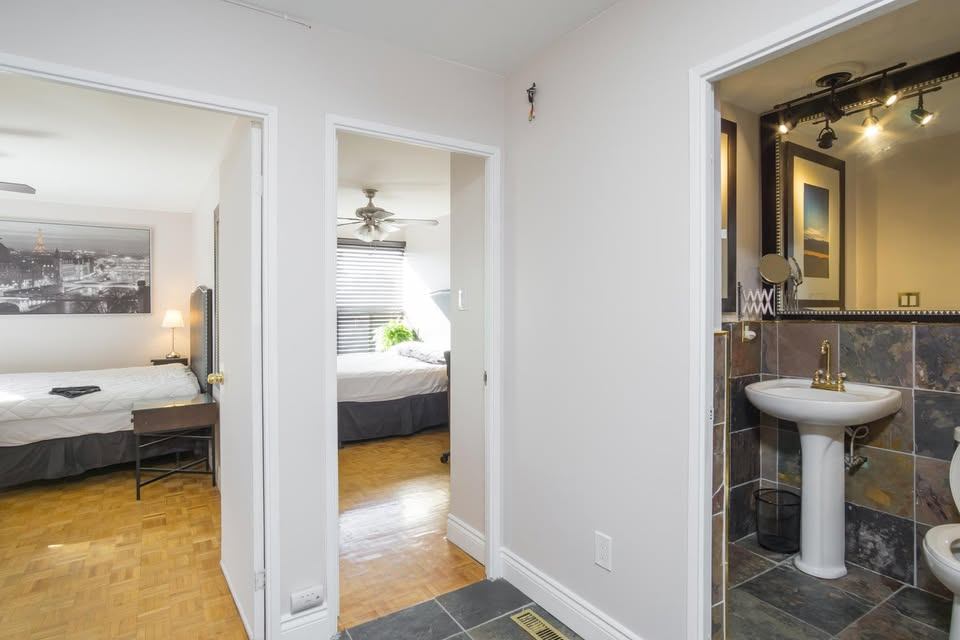 Two great large rooms fully furnished available May first. - photo 3