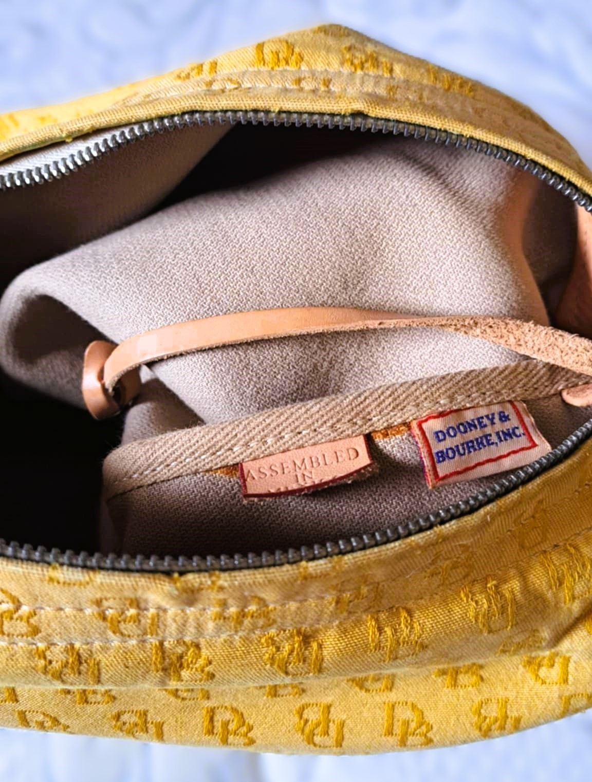 VINTAGE Dooney & Bourke Bag + Italian Made Jessica Slide Y2K - photo 3