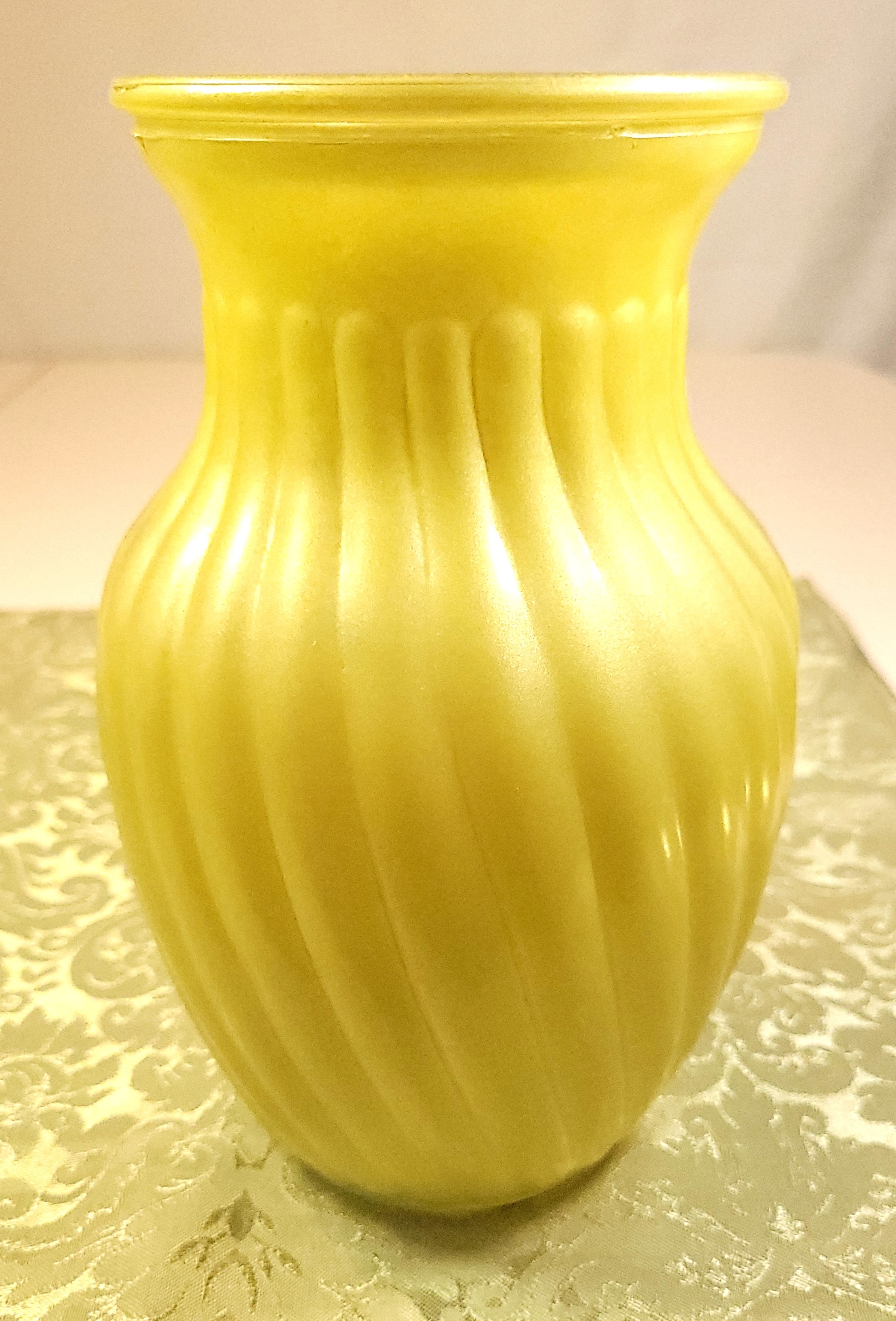 Satin Cased Glass Swirl Vase  8" Ribbed Optic Circa 60s - photo 3