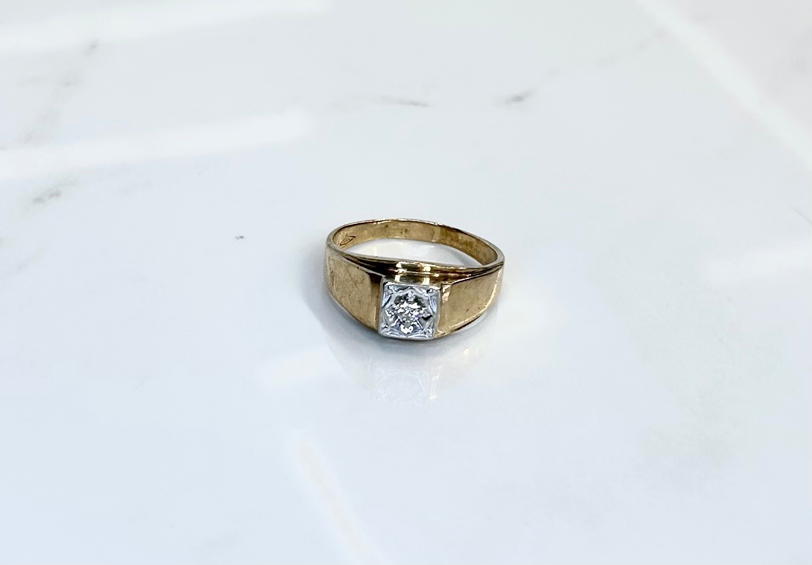 10K Gold Ring W/ Diamond - Gold 4.5G