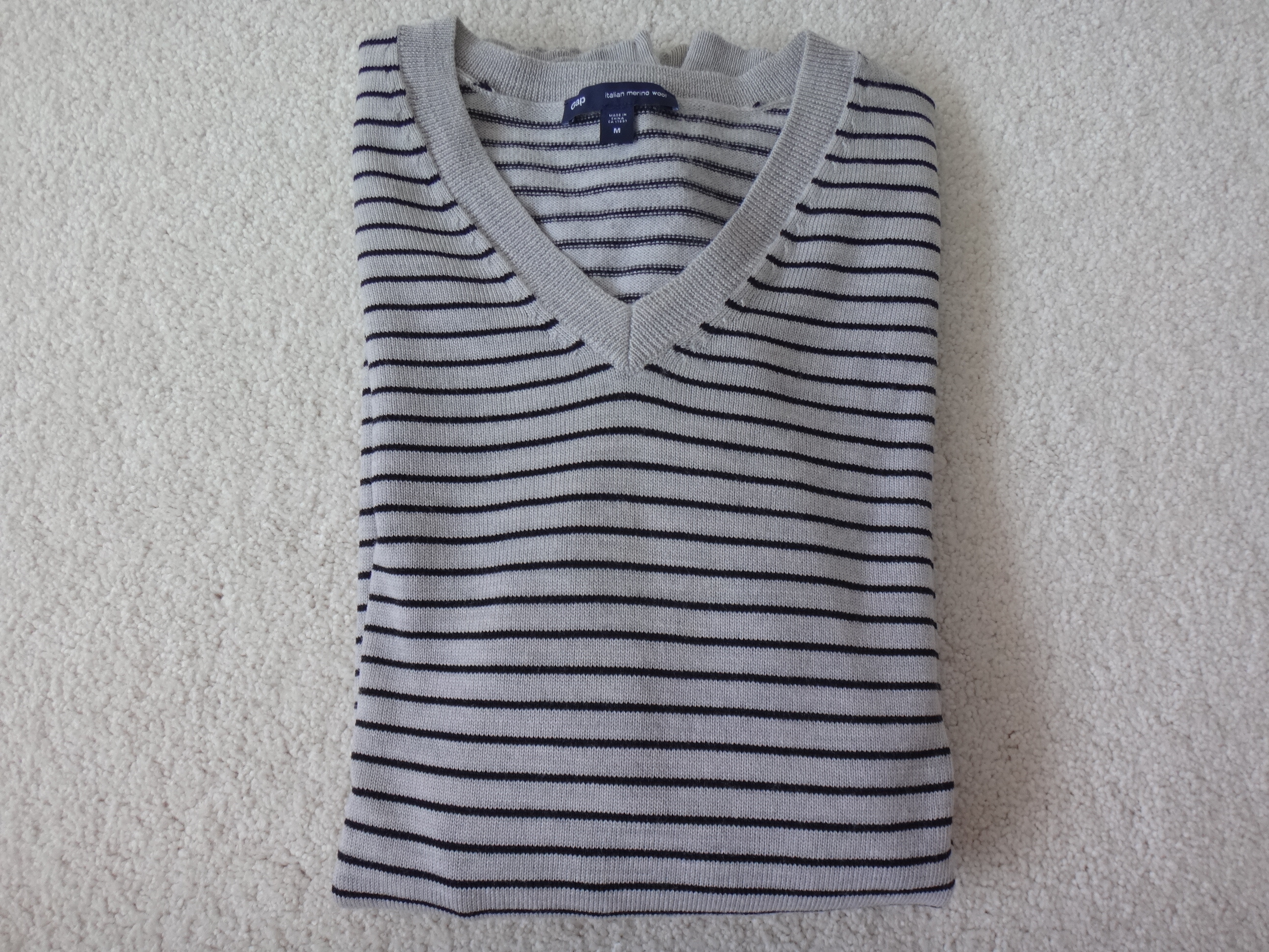 ✅♻️Gap Men's Medium Merino Wool Grey & Black V-Neck Sweater - photo 3