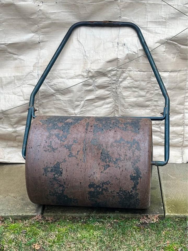 Manual metal lawn roller