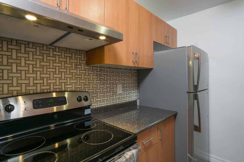 Two great large rooms fully furnished available May first. - photo 5
