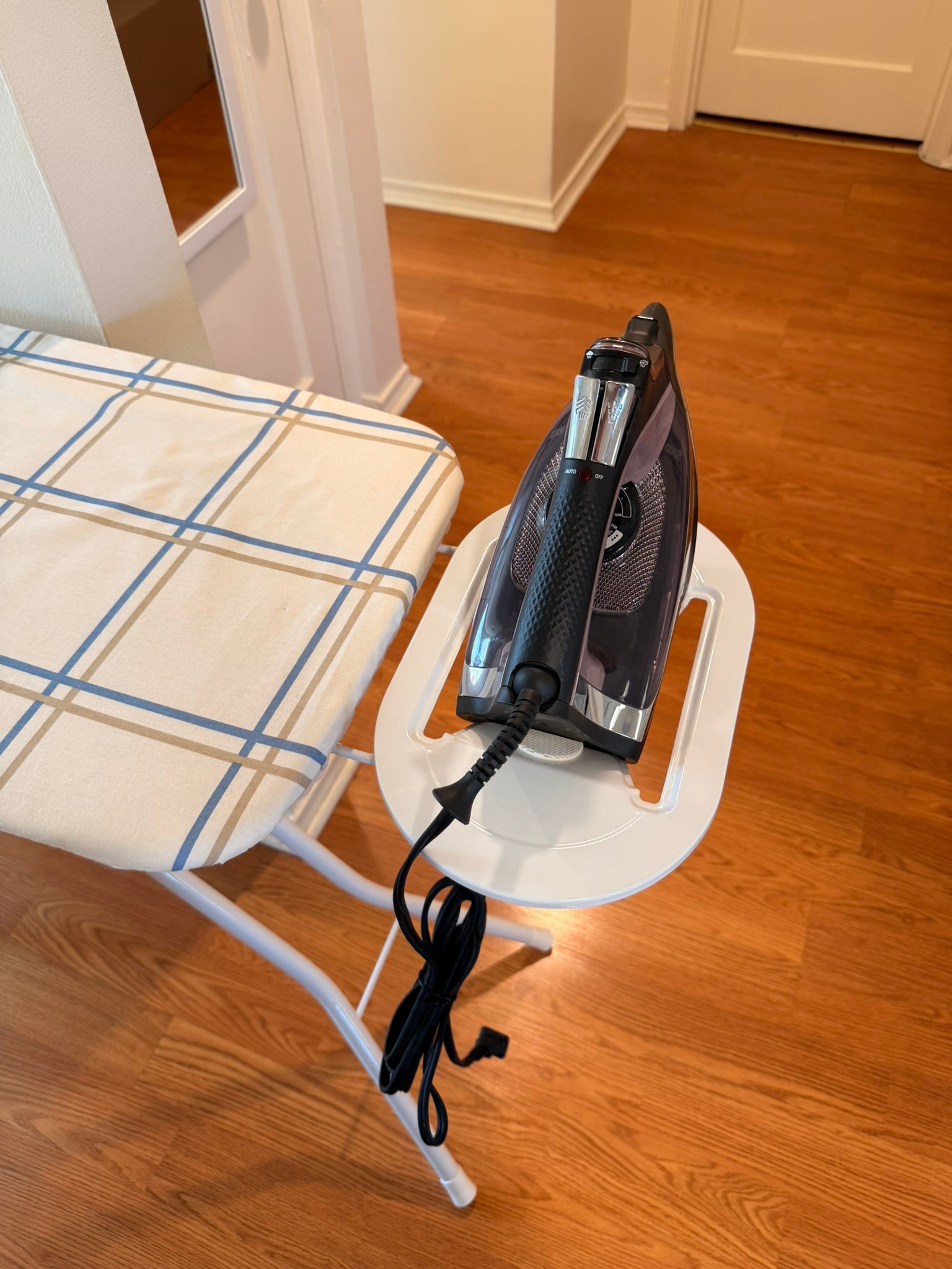 Iron + Ironing Board Set – Excellent Condition