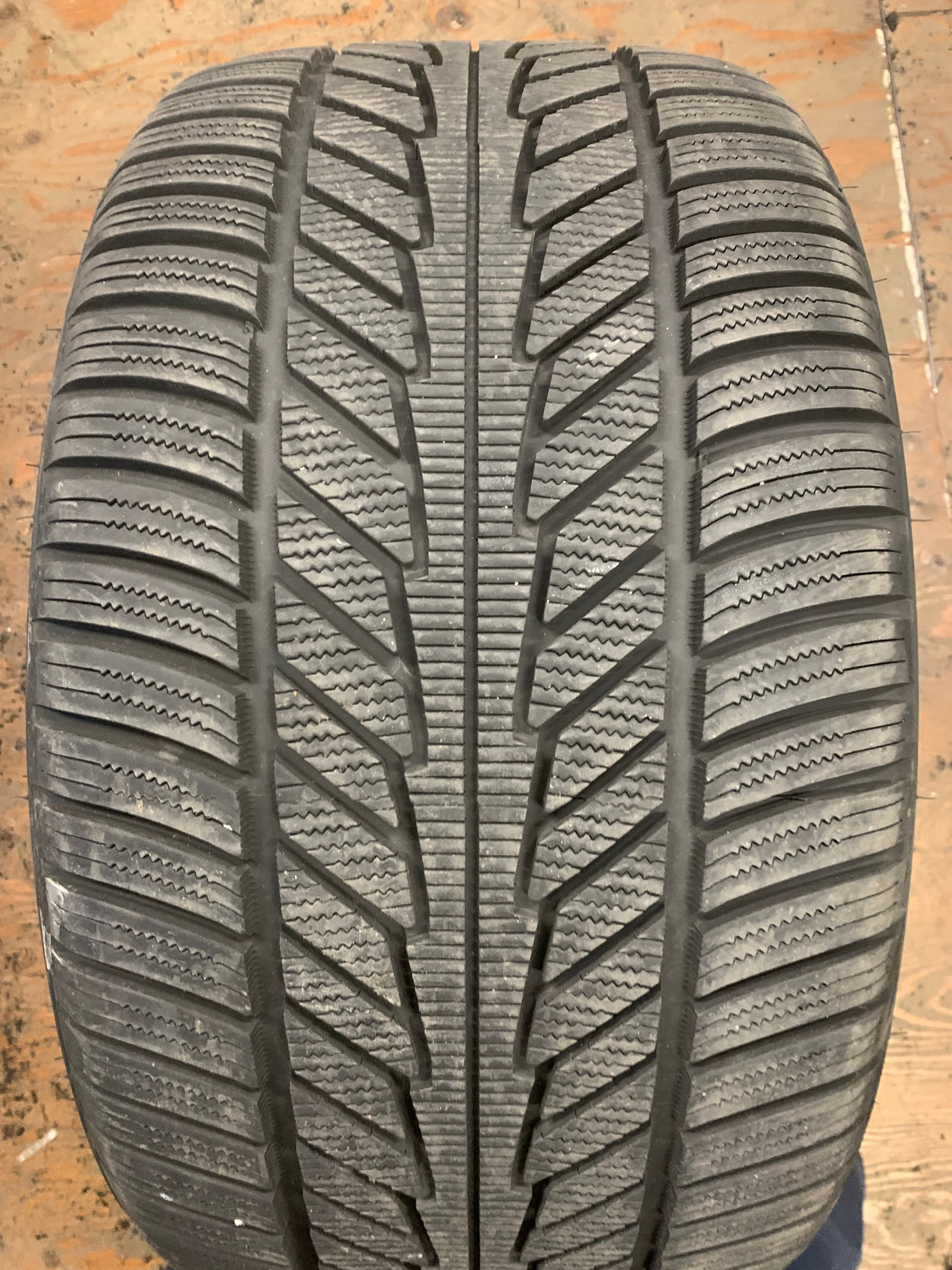 1 X single 305/30/21 M+S Hankook Ion I*Cept EV with 98% tread