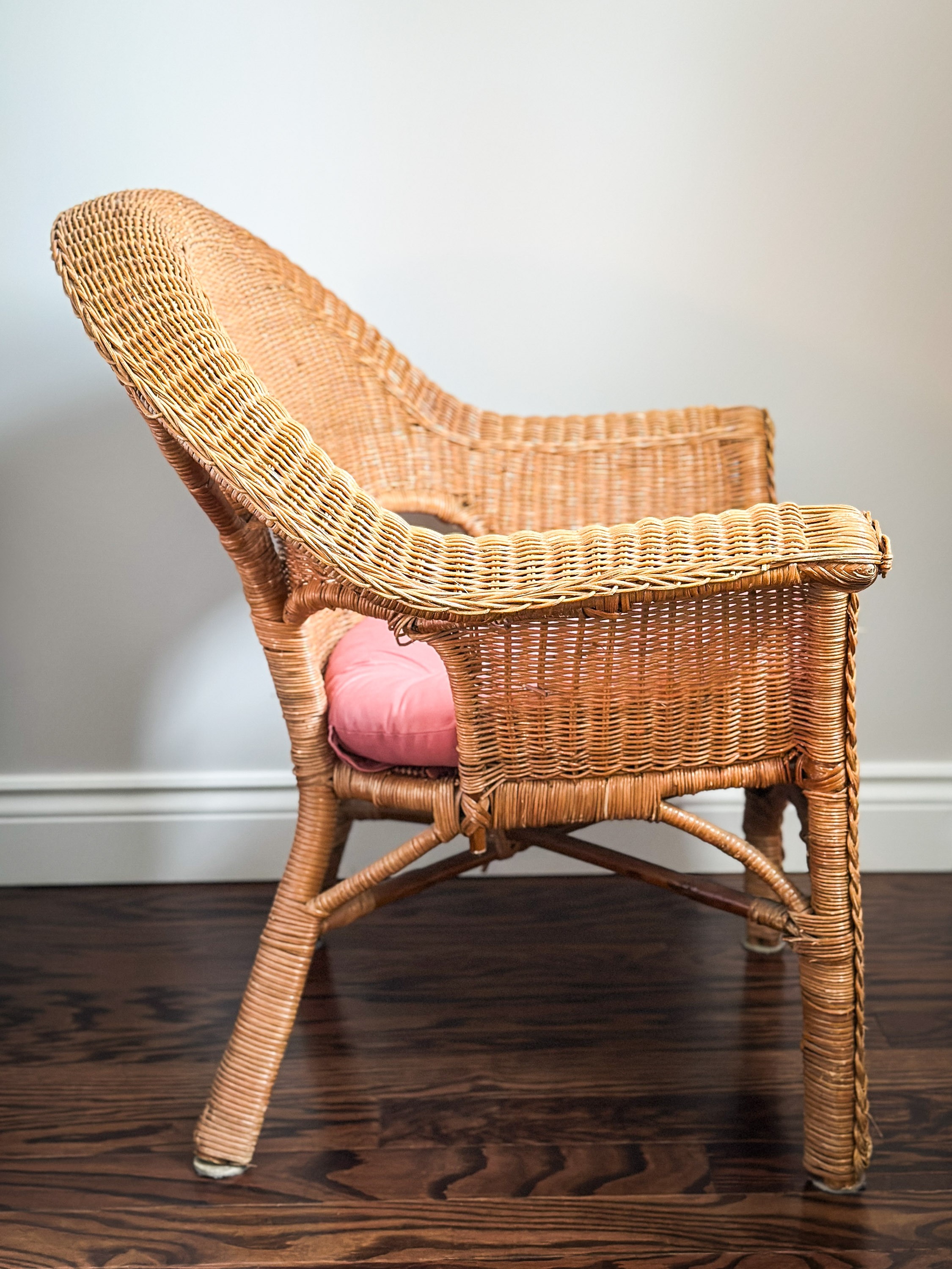 Wicker Chair with Pink Cushion - photo 3