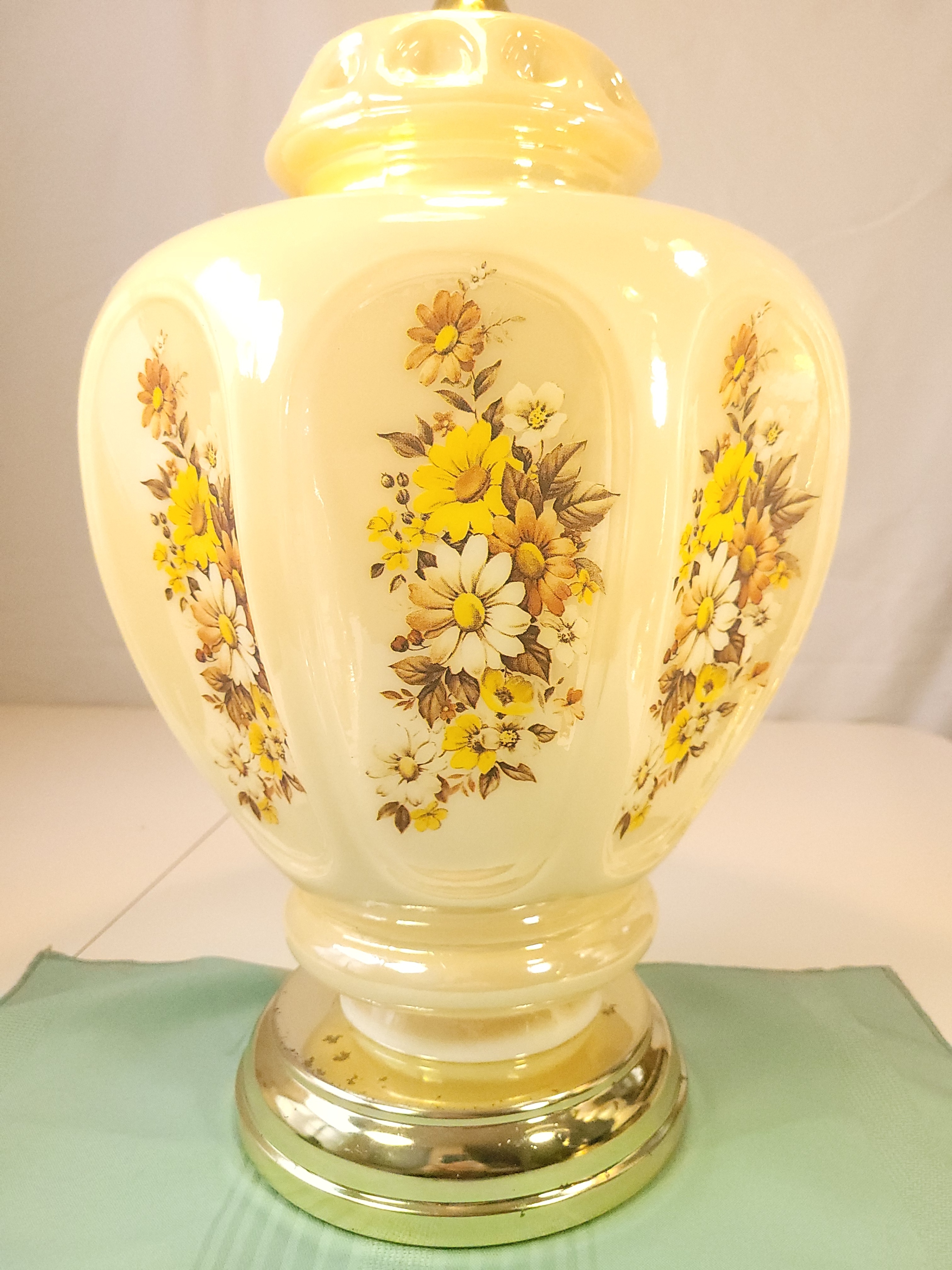 1970s Large 25" Milk Glass Lamp Yellow Daisy Wildflower Floral - photo 3