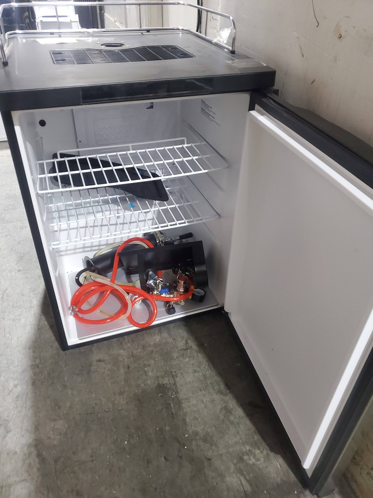 Insignia 2‑Tap Kegerator (NS‑BK2TSS6) - photo 3