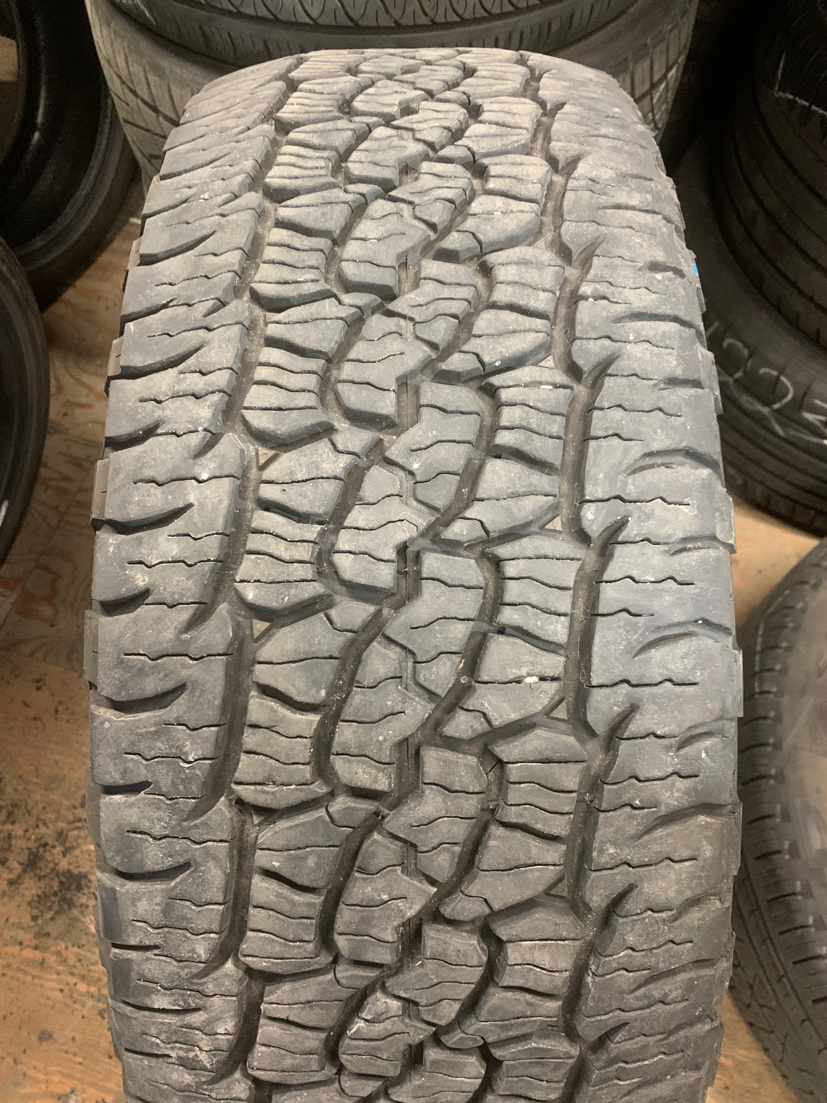 1 X single 275/60/20 M+S BFG Trail-Terrain T/A with 90% tread