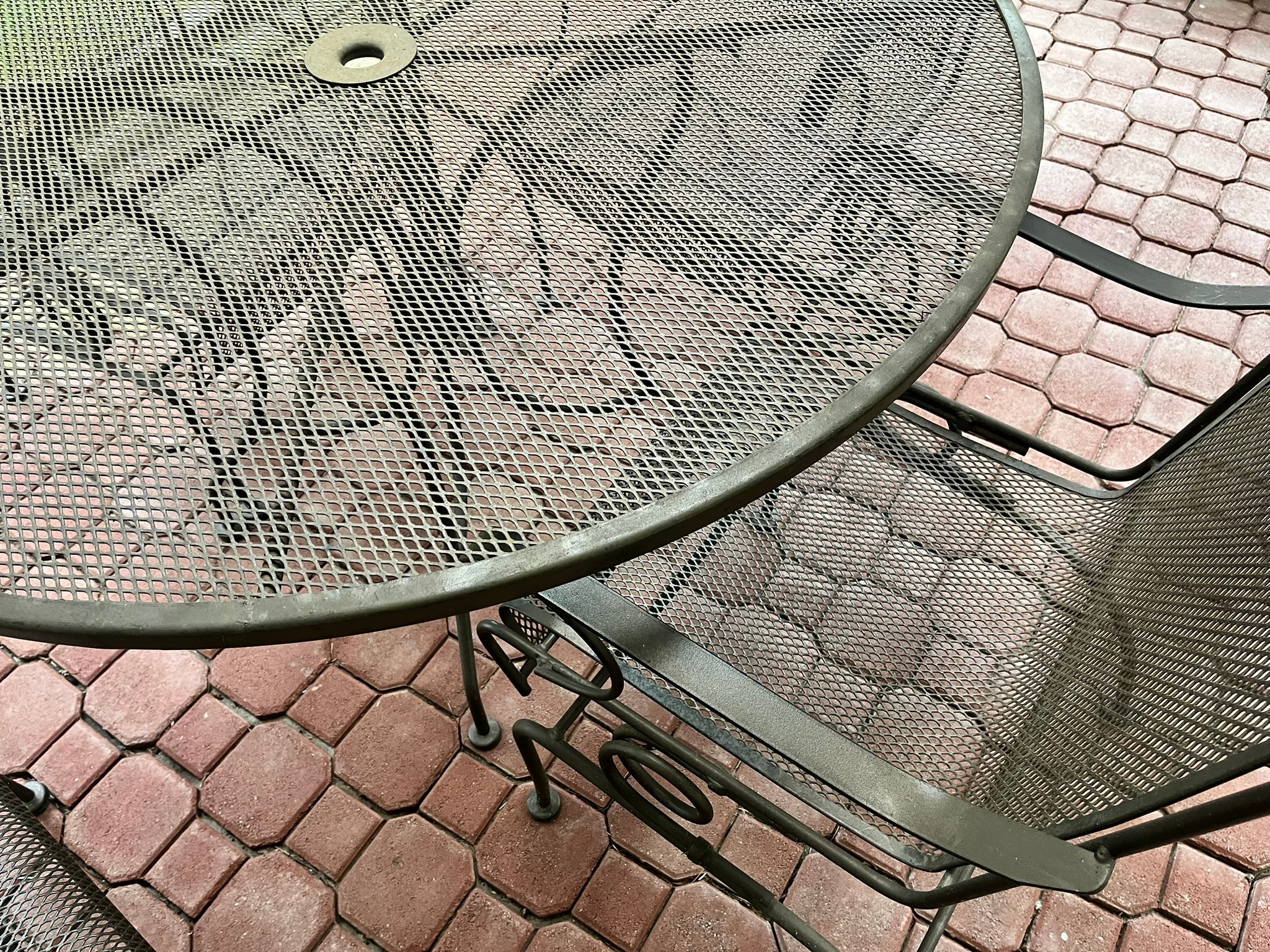 Metal Outdoor Patio Table Set with 4 Chairs - Great Condition ! - photo 2