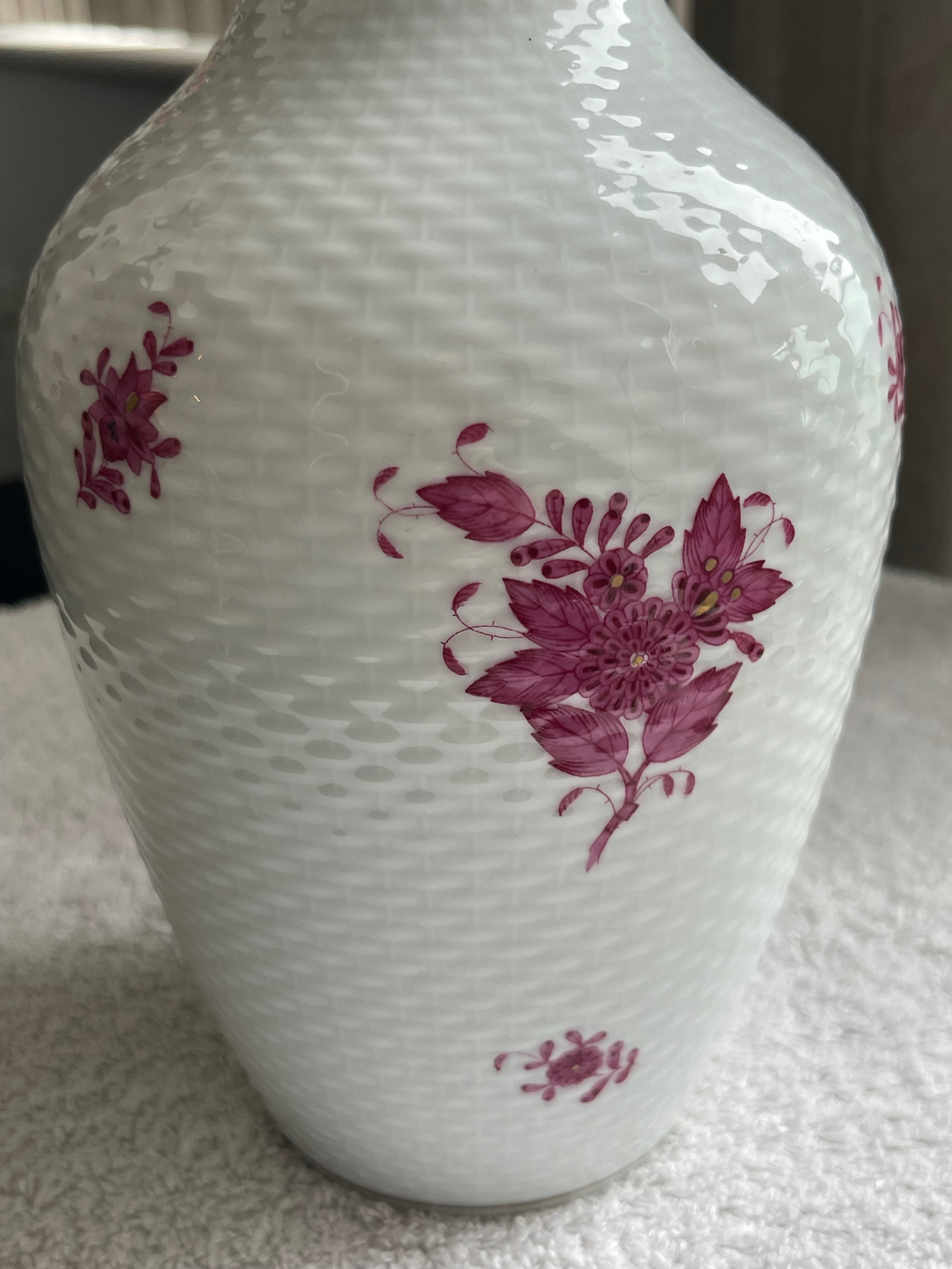 Herend Hungary 10" Raspberry Porcelain Vase - photo 4