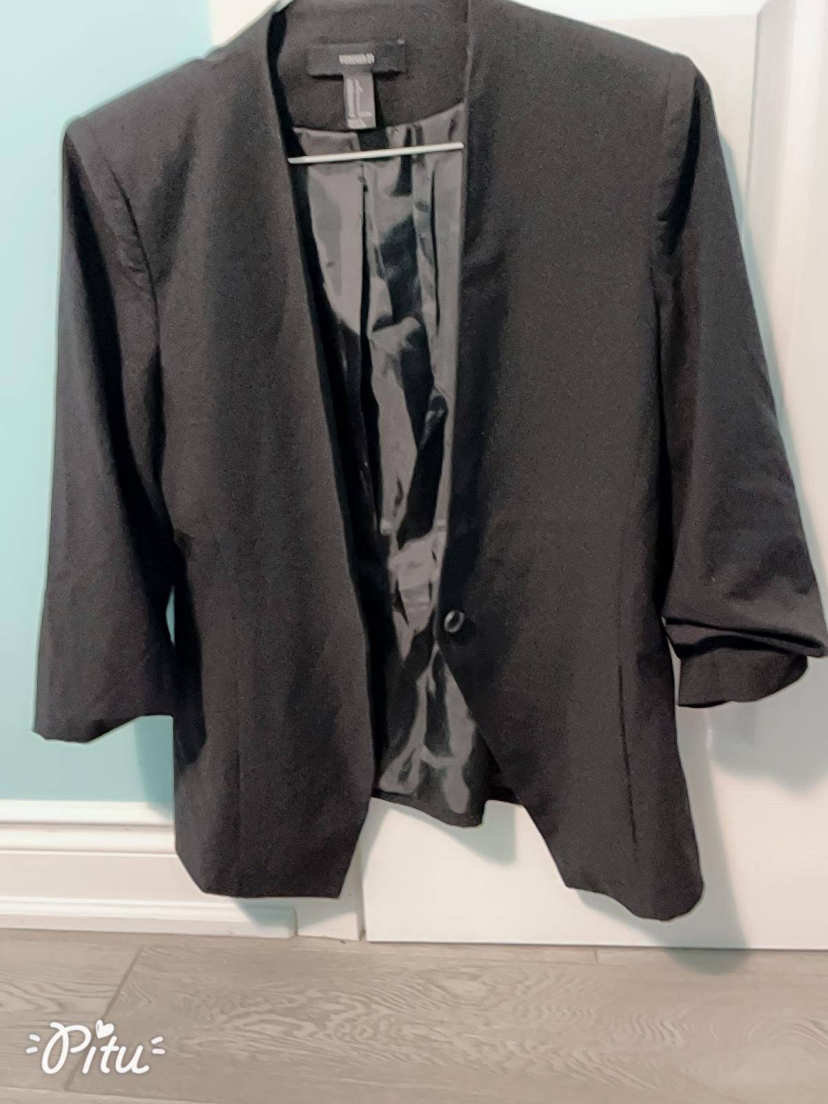 Classic black open-front blazer with 3/4 sleeves