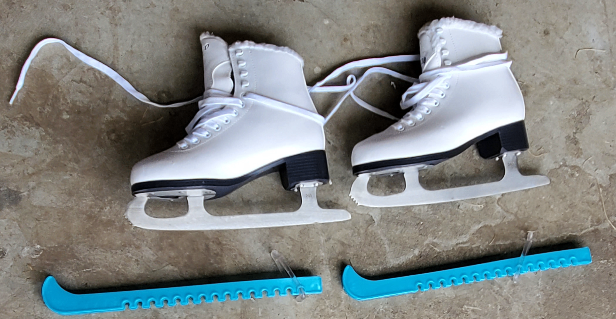 Cameo by Jackson CS1120 White figure skates w/ skate guards