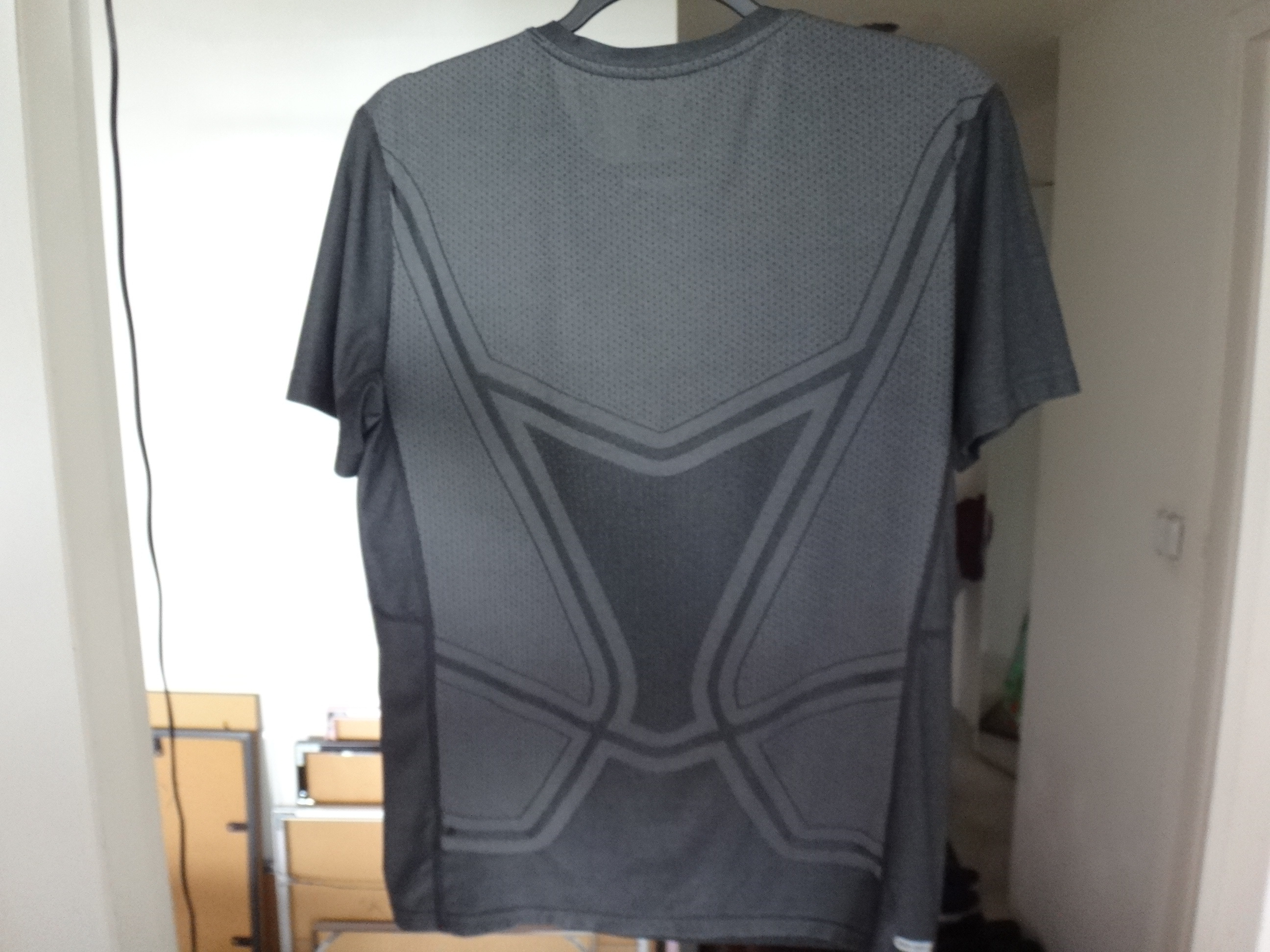 ✅♻️OLD NAVY ACTIVE Men's Small Dark Grey Patterned Back T-Shirt - photo 3