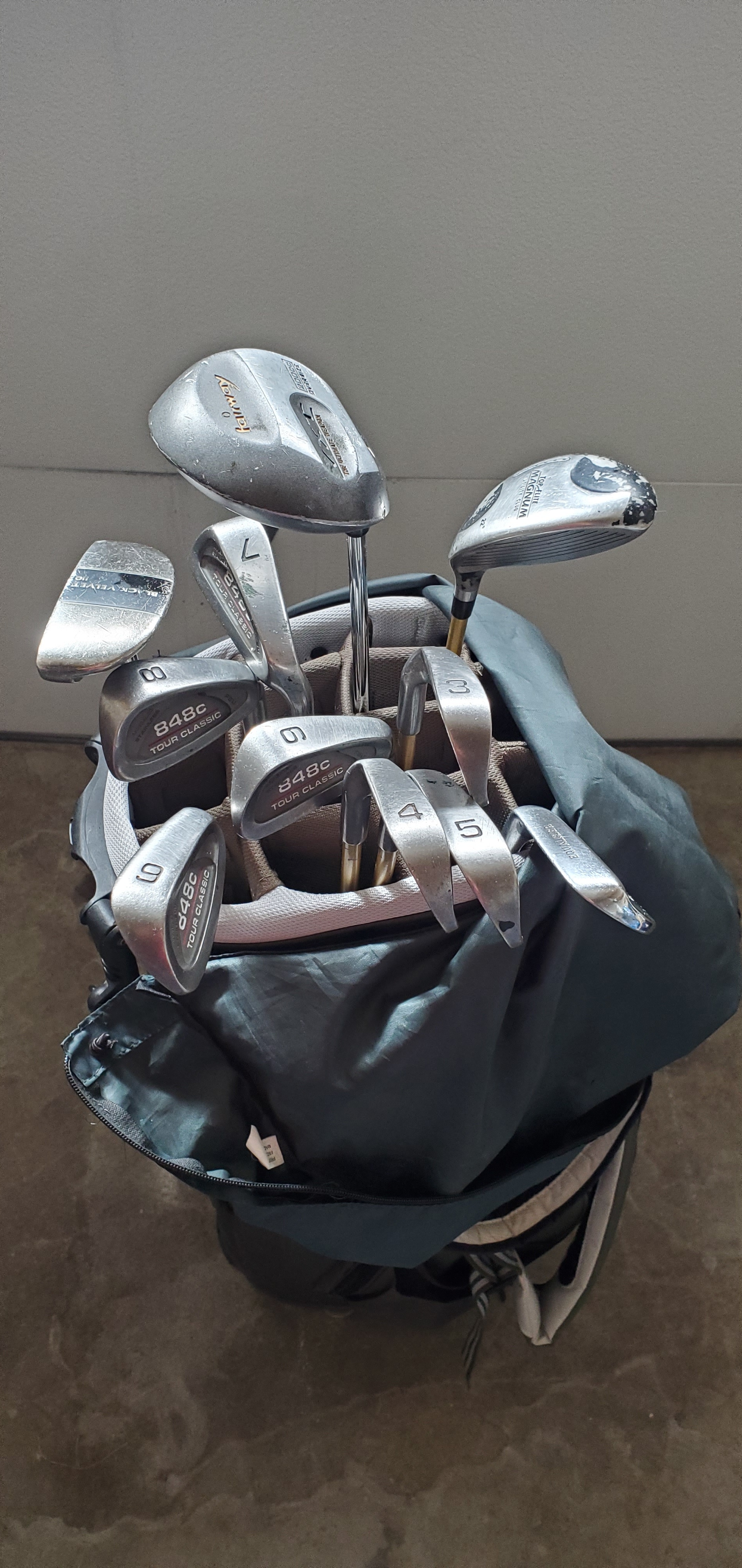 Nike golf bag, woods and irons (right handed)