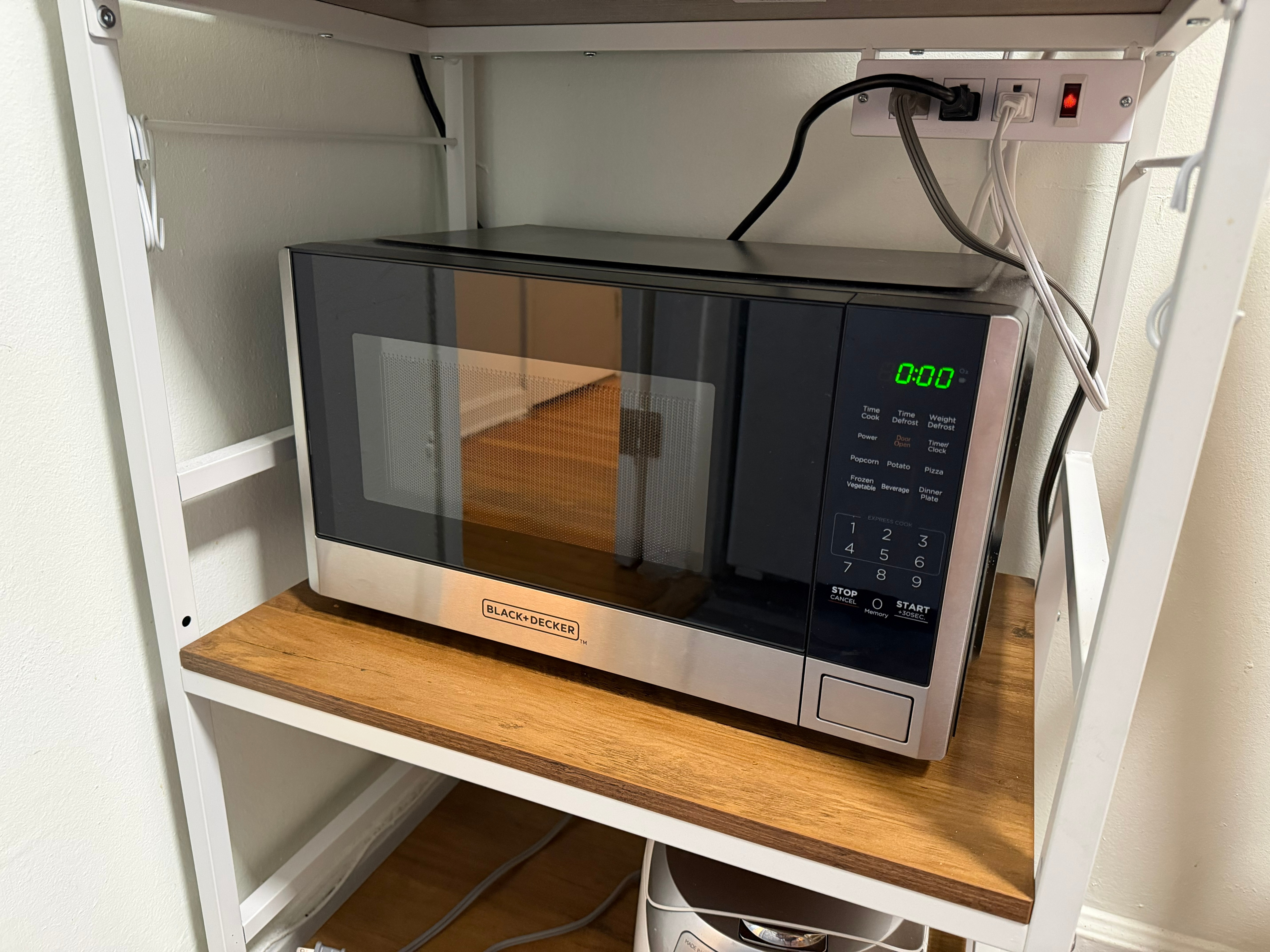 BLACK+DECKER Digital Microwave Oven (0.9 Cu Ft, Stainless Steel)