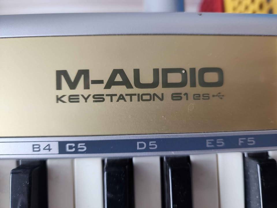 MIDI Keyboard and Adjustable Stand (M-Audio Keystation 61-es) - photo 3