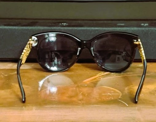 Foster Grant Black & Gold Filigree Metal Temple Sunglasses - photo 5